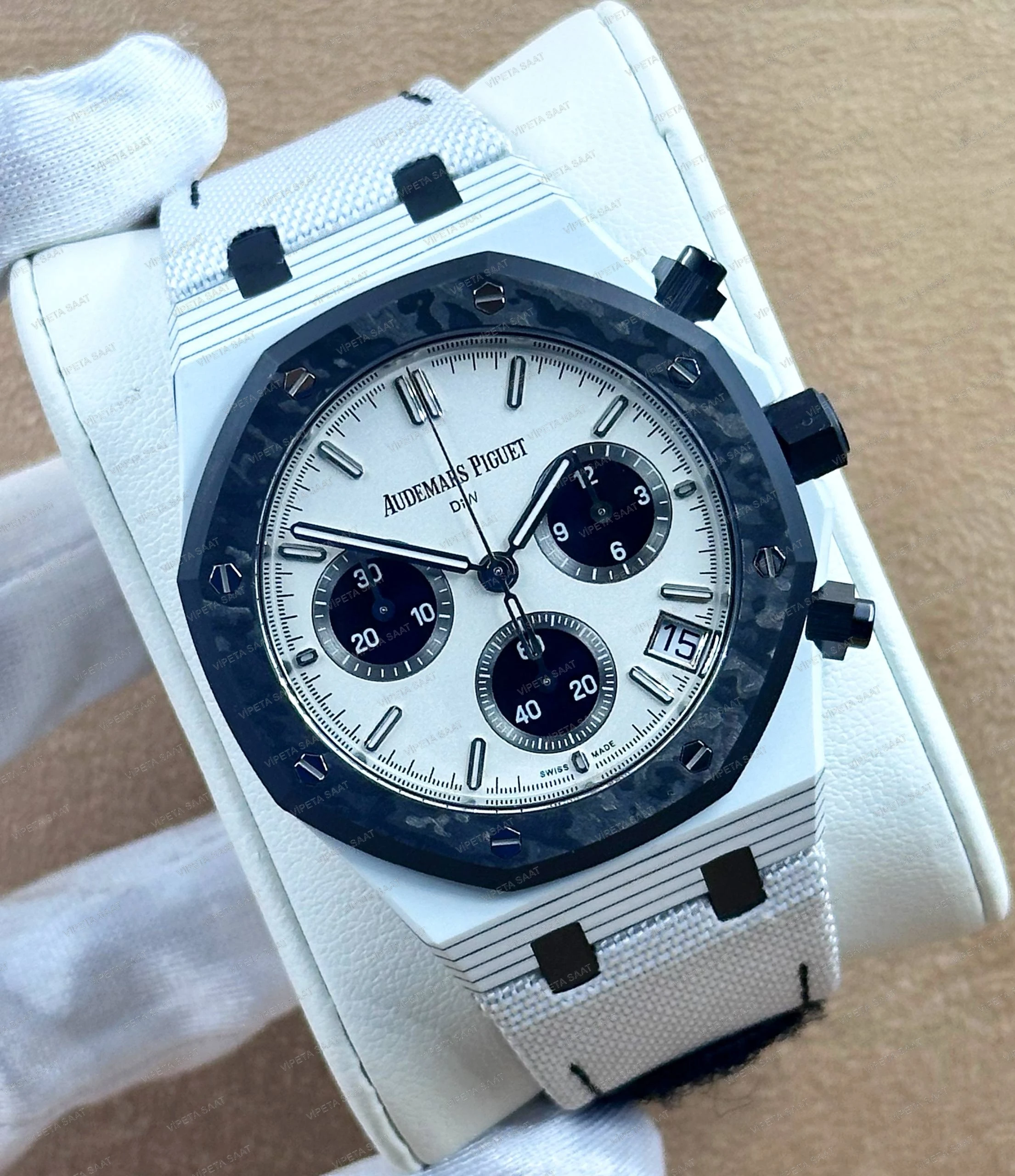 Audemars Piguet DiW Royal Oak Chronograph 42 MM Beyaz Kuvars Karbon Kasa Karbon Bezel Beyaz Siyah Panda Kadran Beyaz Kumaş Kordon Super Clone ETA Saat - Görsel 2