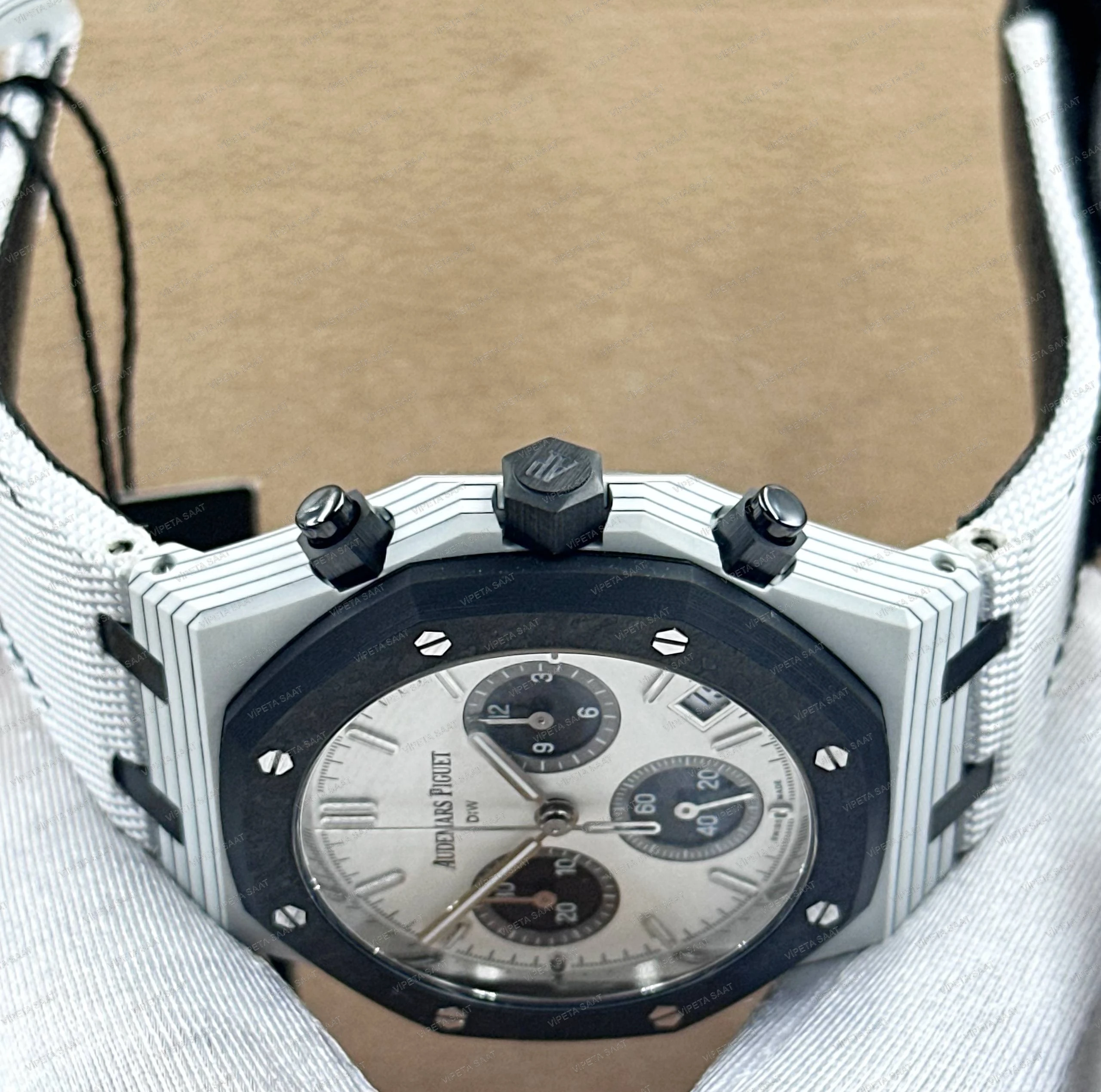 Audemars Piguet DiW Royal Oak Chronograph 42 MM Beyaz Kuvars Karbon Kasa Karbon Bezel Beyaz Siyah Panda Kadran Beyaz Kumaş Kordon Super Clone ETA Saat - Görsel 3