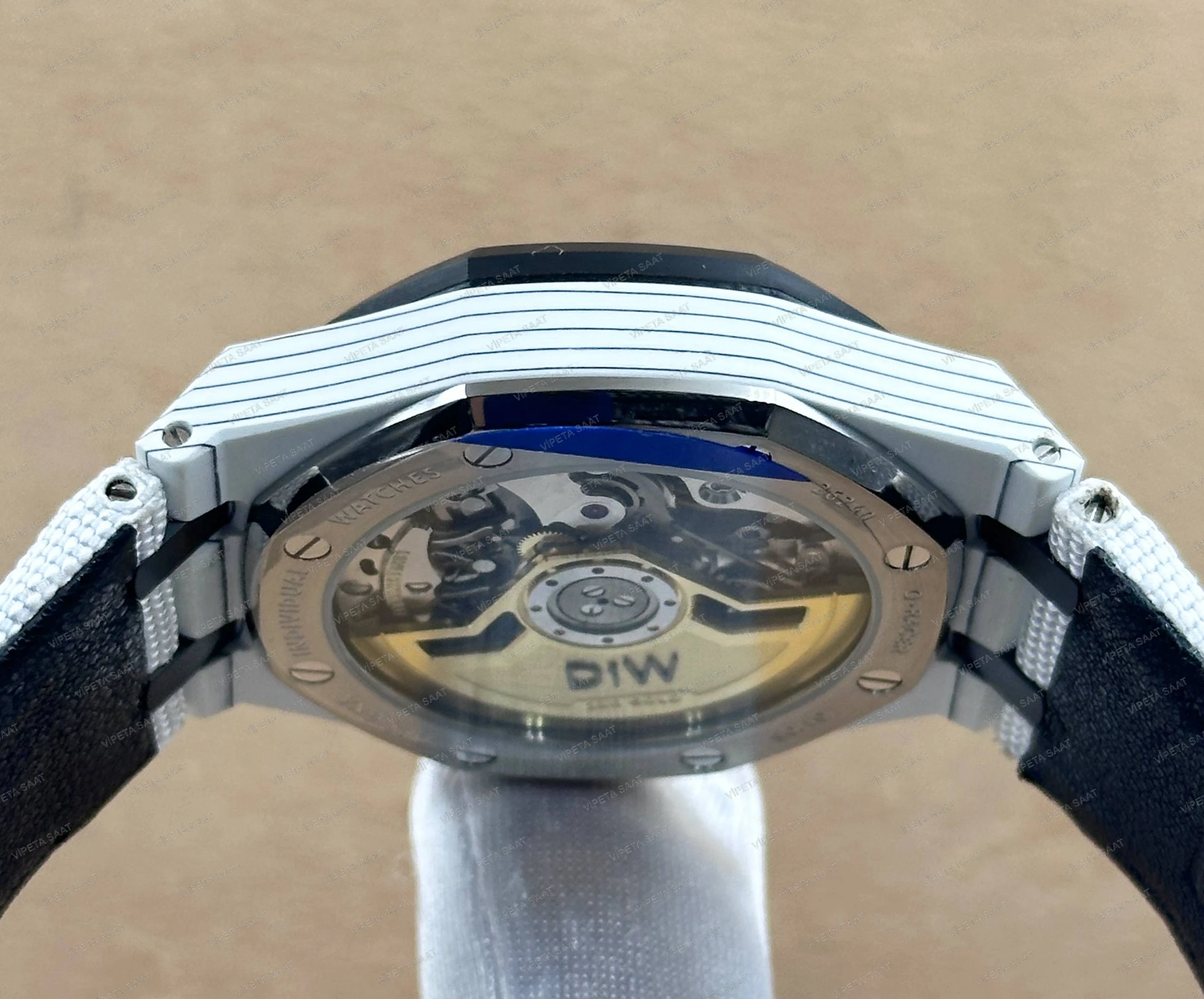 Audemars Piguet DiW Royal Oak Chronograph 42 MM Beyaz Kuvars Karbon Kasa Karbon Bezel Beyaz Siyah Panda Kadran Beyaz Kumaş Kordon Super Clone ETA Saat - Görsel 4