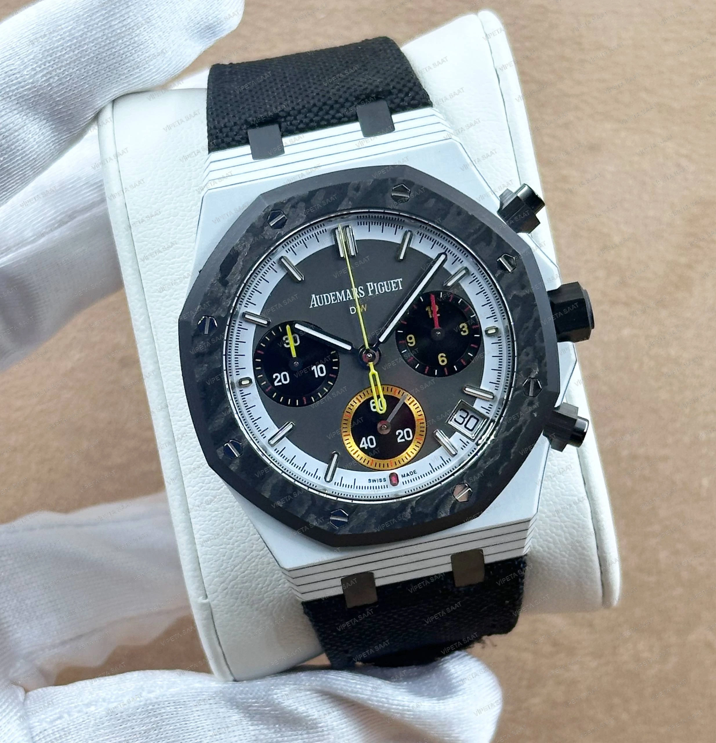Audemars Piguet DiW Royal Oak Chronograph 42 MM Beyaz Kuvars Karbon Kasa Karbon Bezel Gri Siyah Kadran Siyah Kumaş Kordon Super Clone ETA Saat Detay Görsel 1