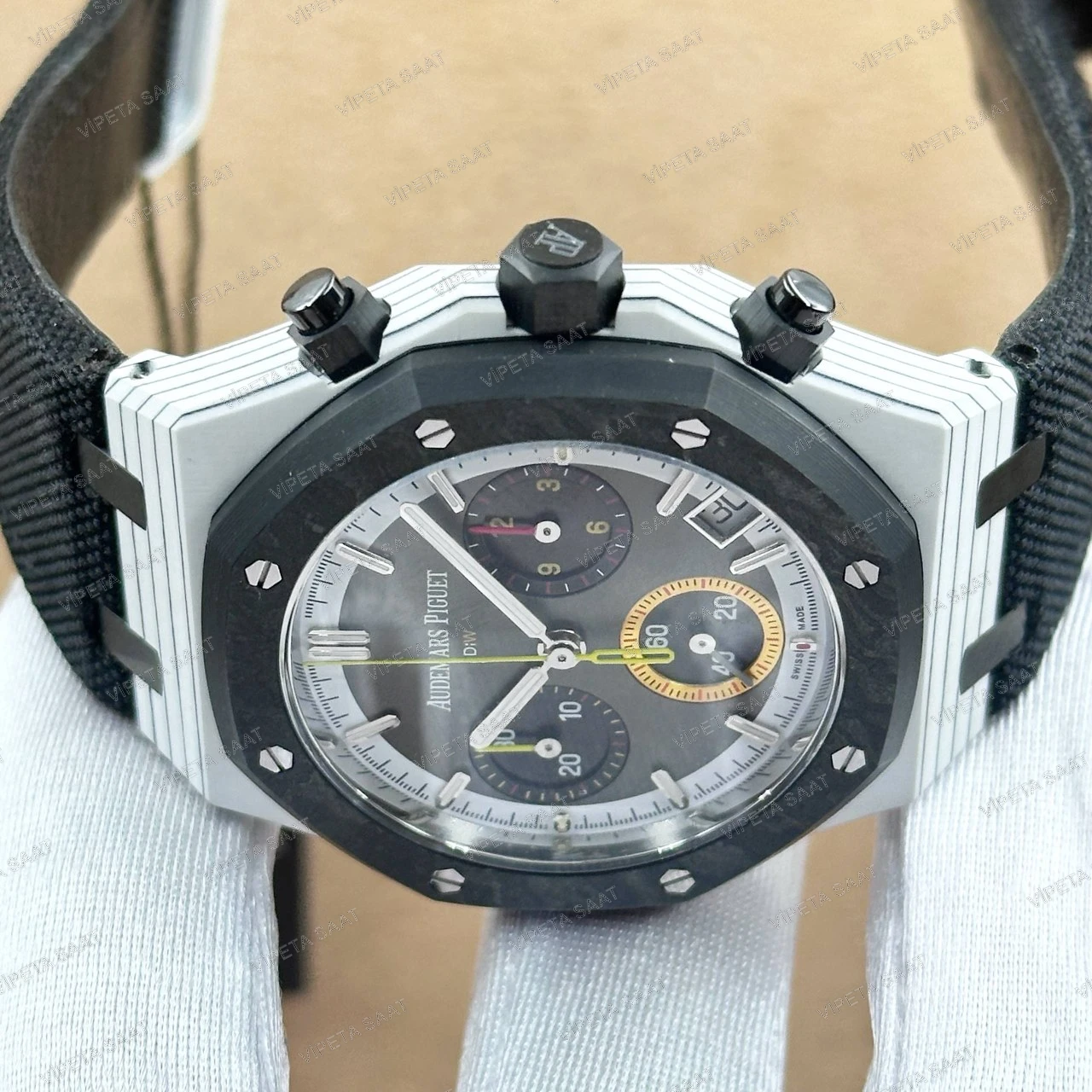 Audemars Piguet DiW Royal Oak Chronograph 42 MM Beyaz Kuvars Karbon Kasa Karbon Bezel Gri Siyah Kadran Siyah Kumaş Kordon Super Clone ETA Saat Detay Görsel 2