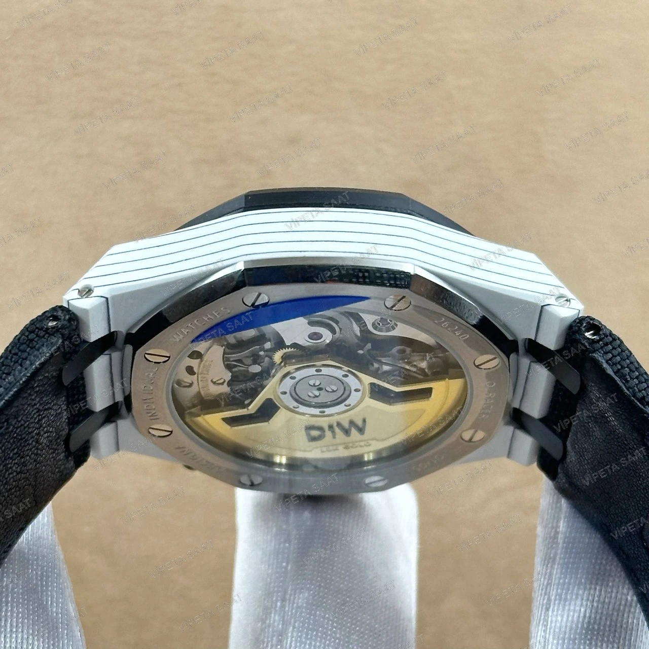 Audemars Piguet DiW Royal Oak Chronograph 42 MM Beyaz Kuvars Karbon Kasa Karbon Bezel Gri Siyah Kadran Siyah Kumaş Kordon Super Clone ETA Saat Detay Görsel 3