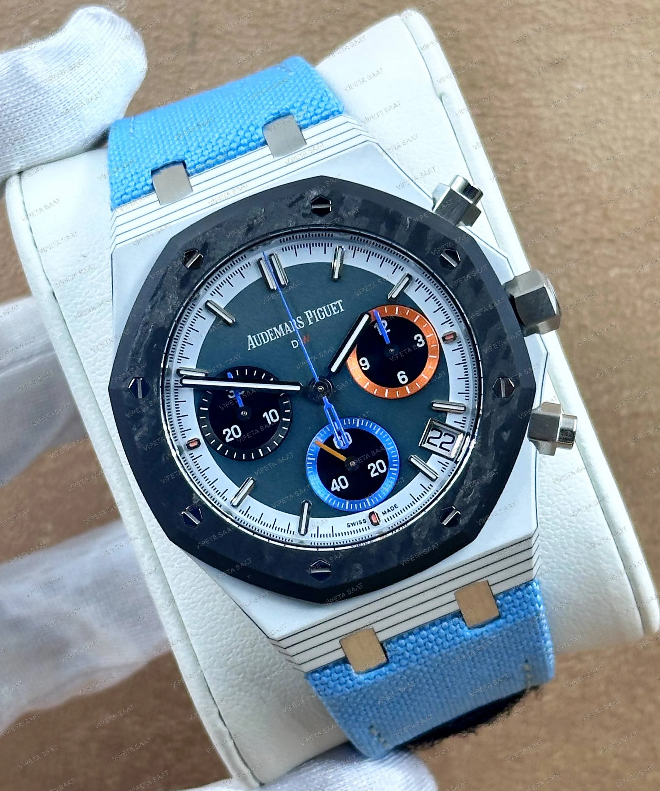 Audemars Piguet DiW Royal Oak Chronograph 42 MM Beyaz Kuvars Karbon Kasa Karbon Bezel Mavi Turuncu Detaylı Kadran Açık Mavi Kumaş Kordon Super Clone ETA Saat Detay Görsel 1