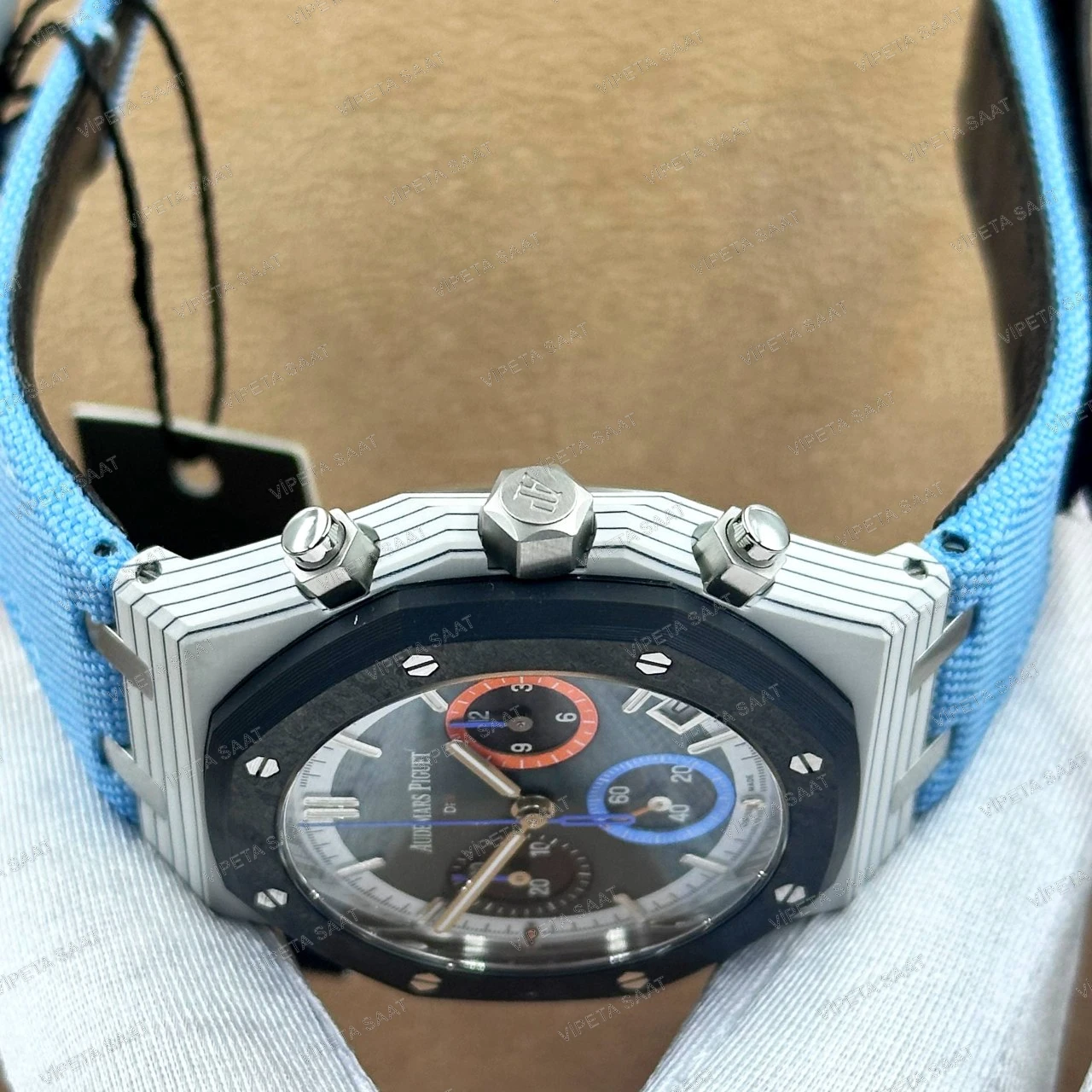 Audemars Piguet DiW Royal Oak Chronograph 42 MM Beyaz Kuvars Karbon Kasa Karbon Bezel Mavi Turuncu Detaylı Kadran Açık Mavi Kumaş Kordon Super Clone ETA Saat Detay Görsel 2