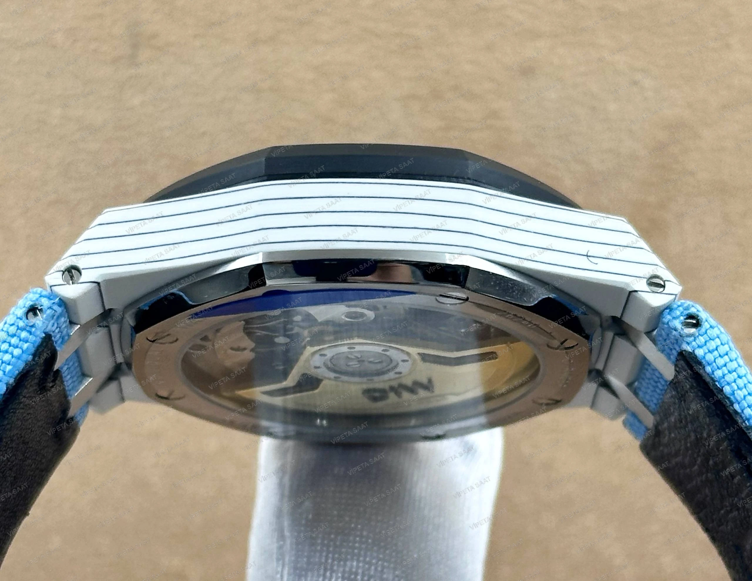 Audemars Piguet DiW Royal Oak Chronograph 42 MM Beyaz Kuvars Karbon Kasa Karbon Bezel Mavi Turuncu Detaylı Kadran Açık Mavi Kumaş Kordon Super Clone ETA Saat Detay Görsel 3
