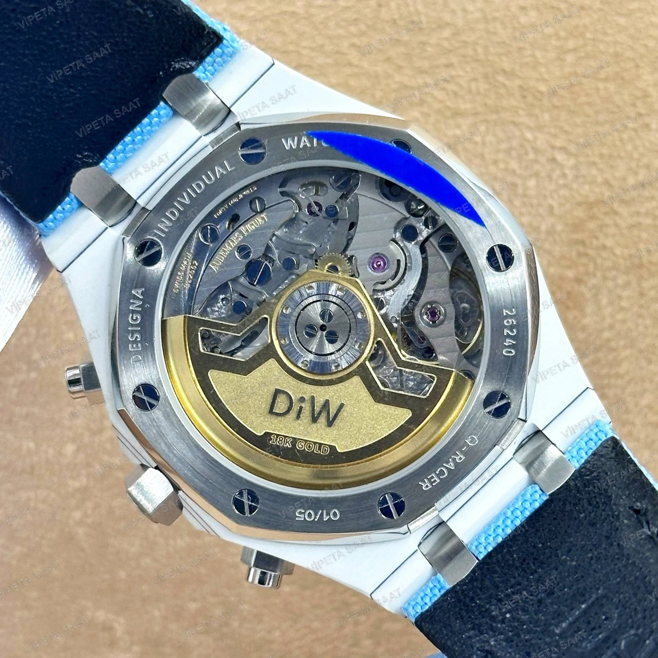 Audemars Piguet DiW Royal Oak Chronograph 42 MM Beyaz Kuvars Karbon Kasa Karbon Bezel Mavi Turuncu Detaylı Kadran Açık Mavi Kumaş Kordon Super Clone ETA Saat Detay Görsel 4