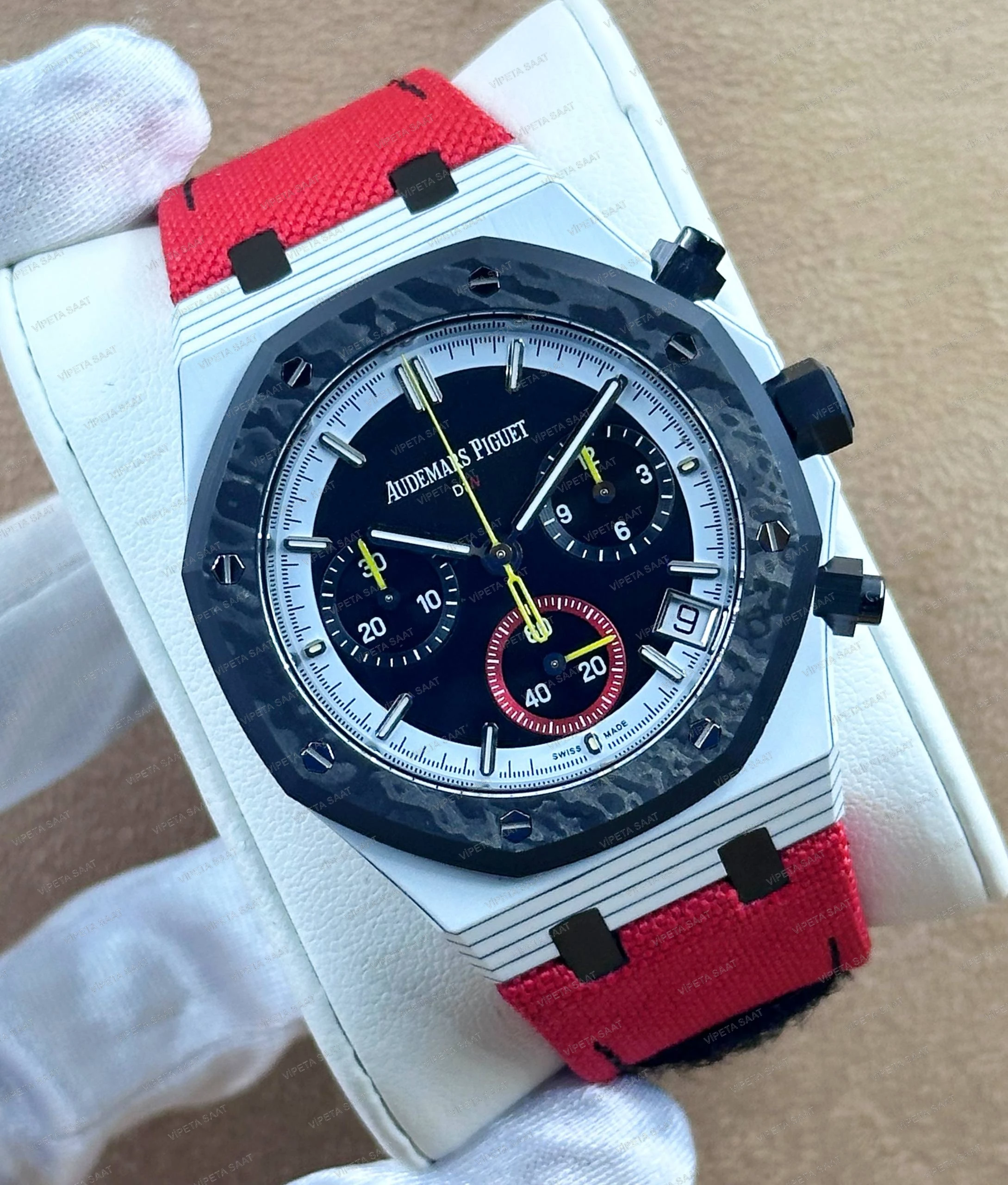 Audemars Piguet DiW Royal Oak Chronograph 42 MM Beyaz Kuvars Karbon Kasa Karbon Bezel Siyah Kadran Kırmızı Kumaş Kordon Super Clone ETA Saat Detay Görsel 1