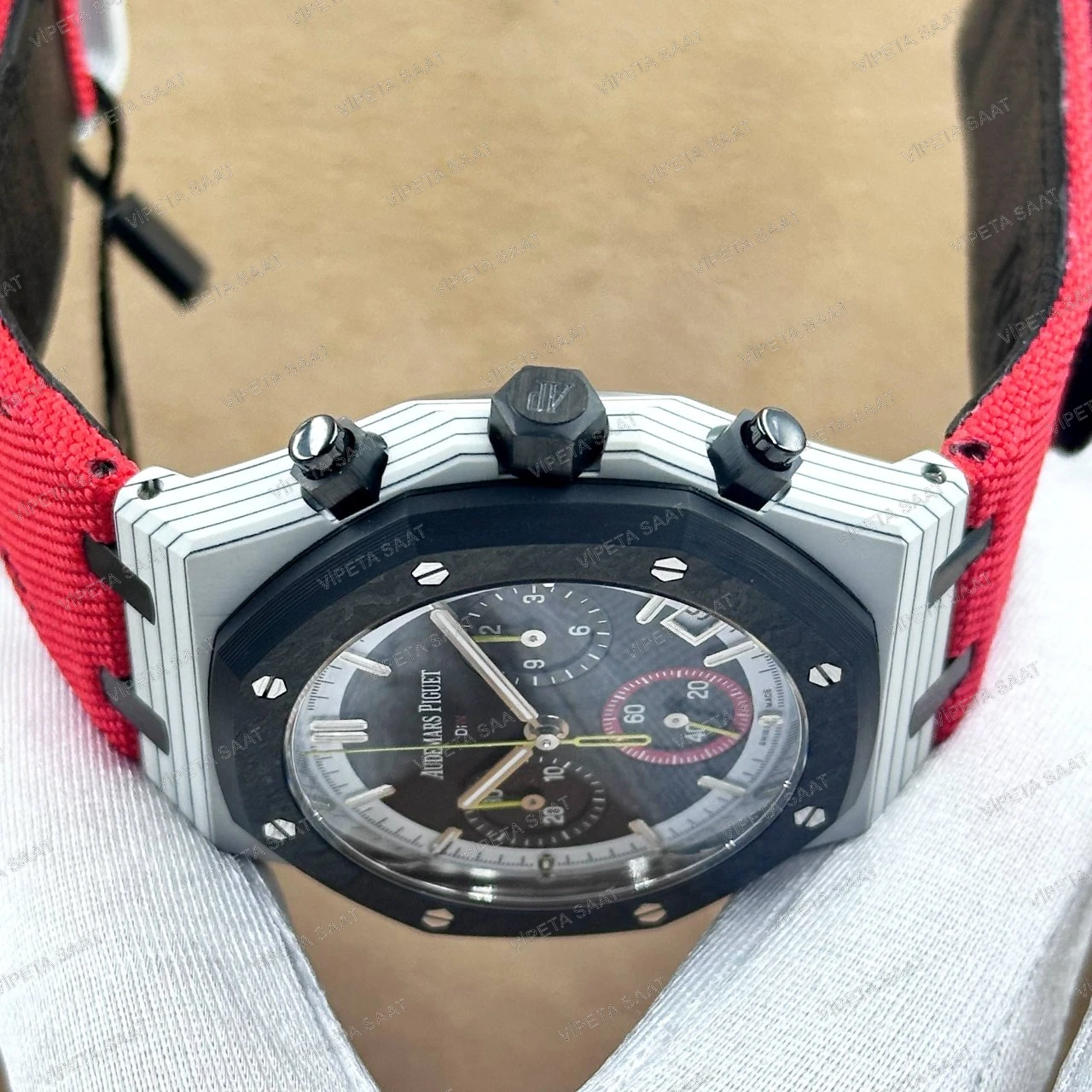 Audemars Piguet DiW Royal Oak Chronograph 42 MM Beyaz Kuvars Karbon Kasa Karbon Bezel Siyah Kadran Kırmızı Kumaş Kordon Super Clone ETA Saat Detay Görsel 2