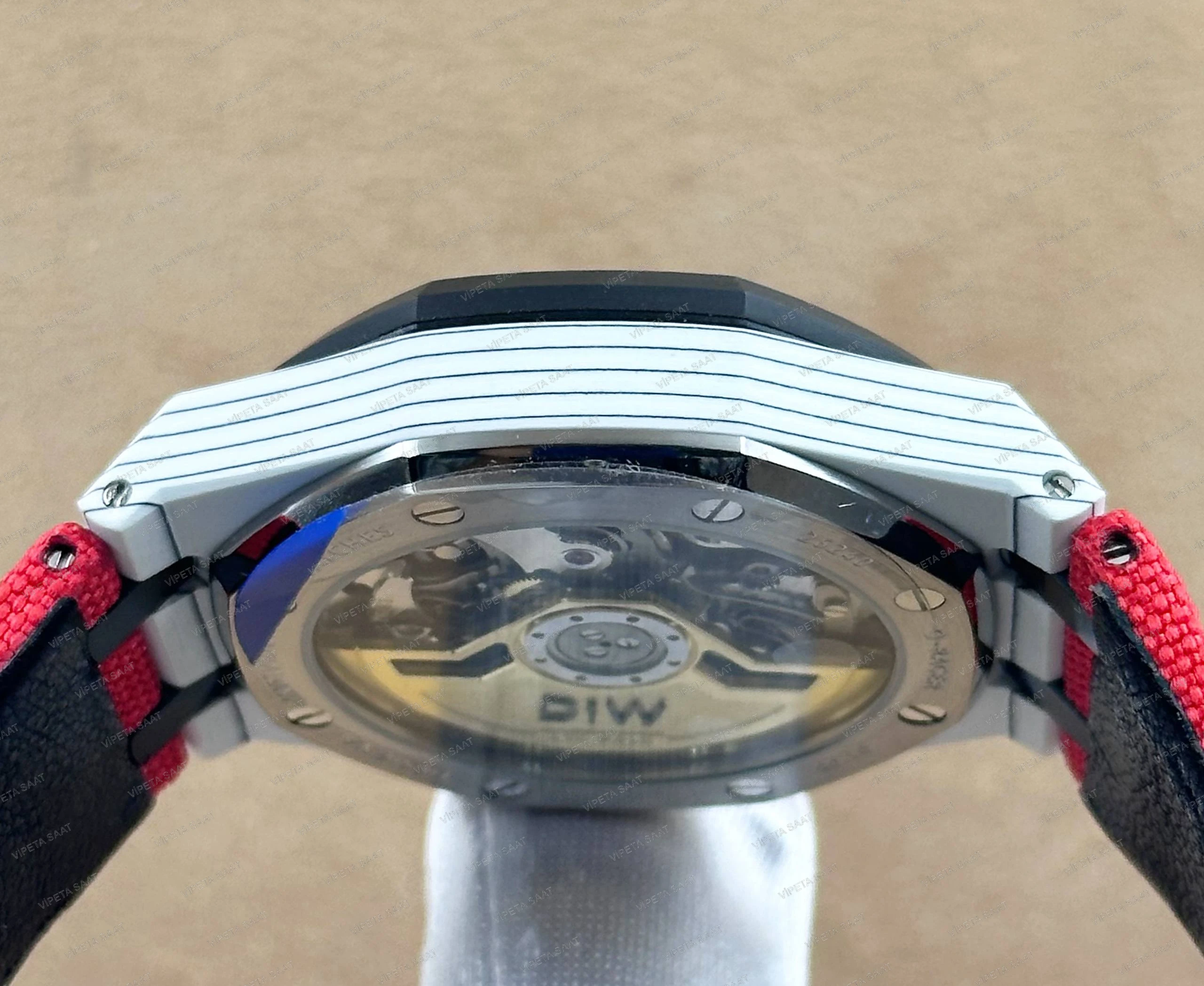 Audemars Piguet DiW Royal Oak Chronograph 42 MM Beyaz Kuvars Karbon Kasa Karbon Bezel Siyah Kadran Kırmızı Kumaş Kordon Super Clone ETA Saat Detay Görsel 3