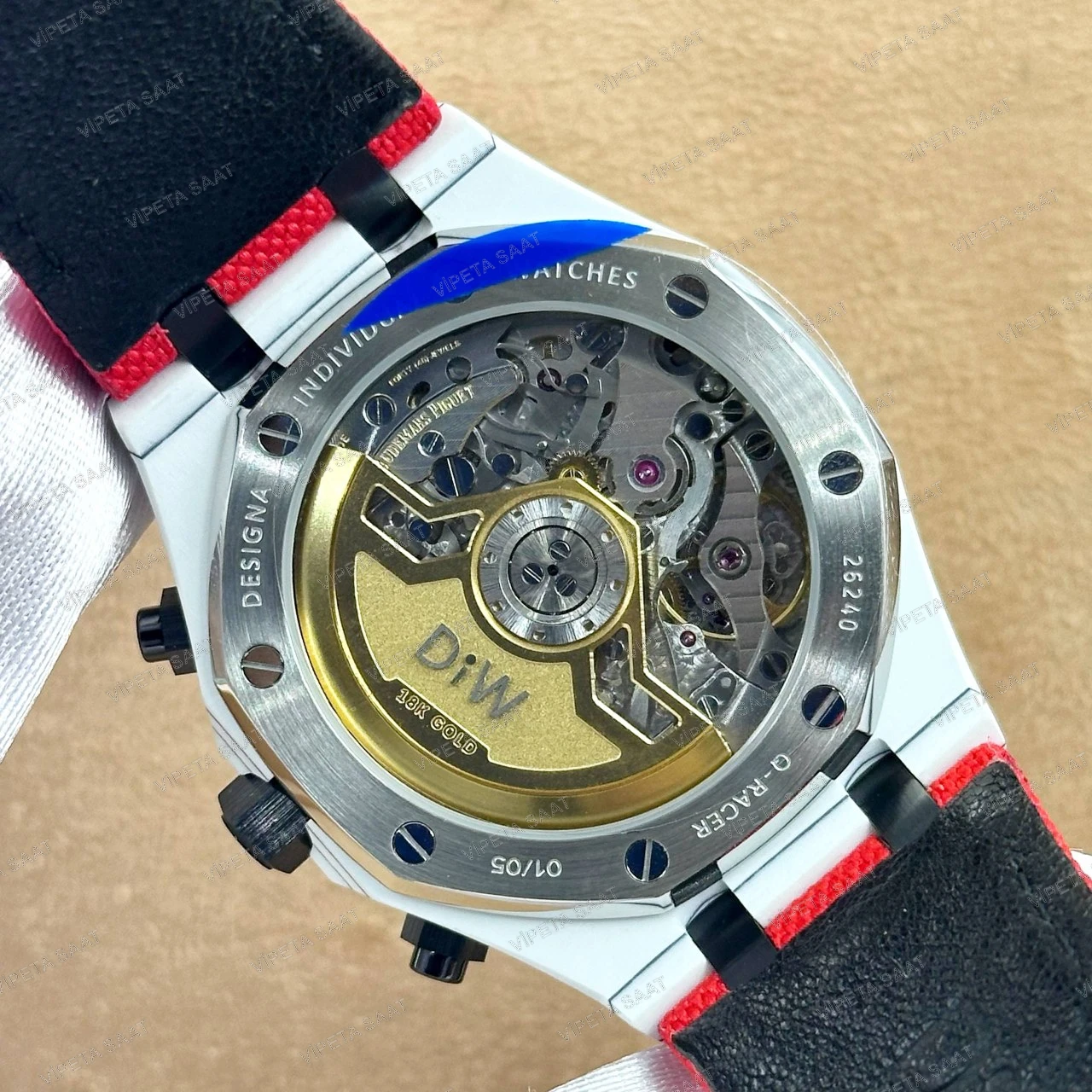 Audemars Piguet DiW Royal Oak Chronograph 42 MM Beyaz Kuvars Karbon Kasa Karbon Bezel Siyah Kadran Kırmızı Kumaş Kordon Super Clone ETA Saat Detay Görsel 4
