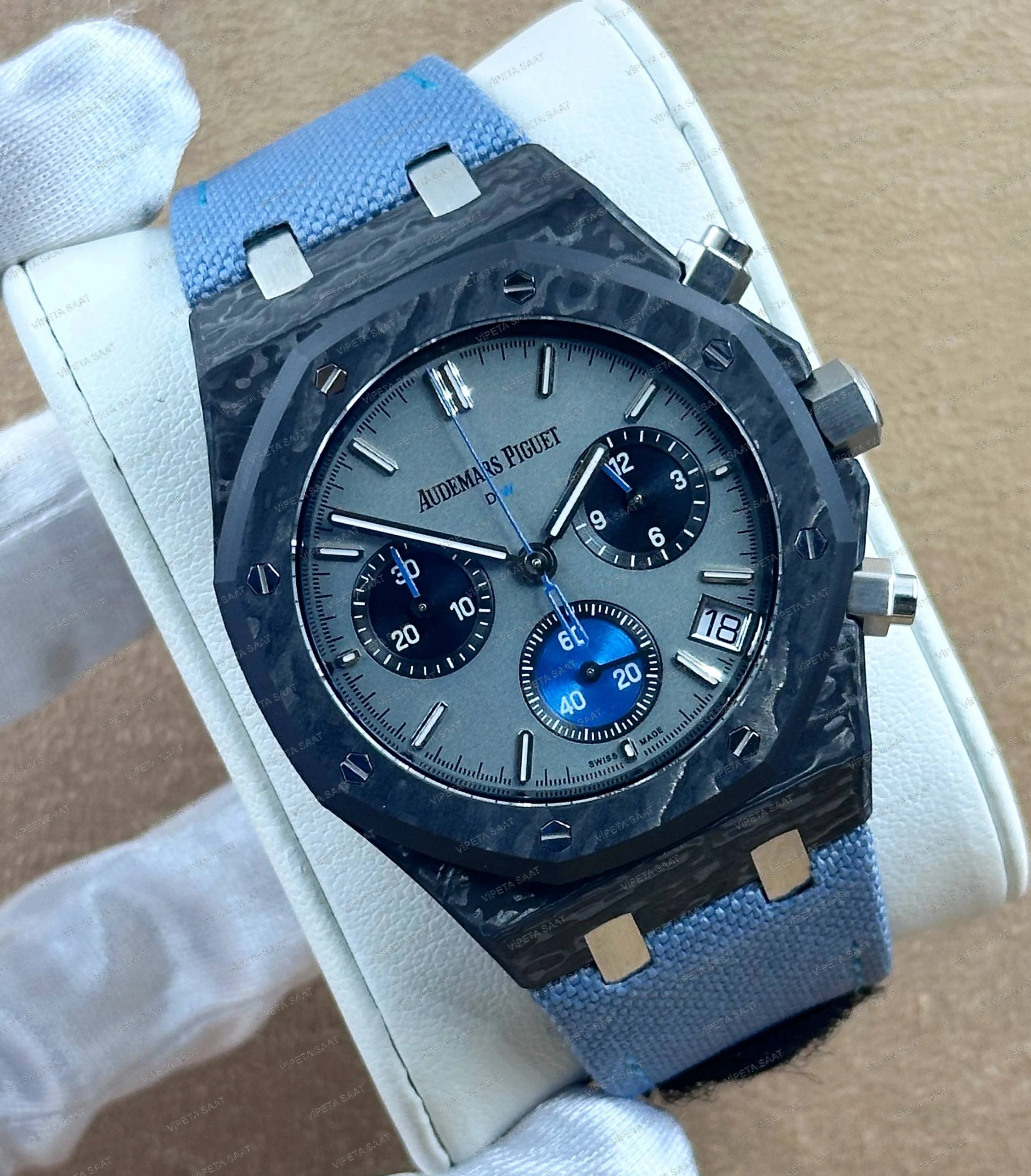 Audemars Piguet DiW Royal Oak Chronograph 42 MM Siyah Karbon Kasa Karbon Bezel Gri Mavi Alt Kadran Mavi Kumaş Kordon Super Clone ETA Saat Detay Görsel 1