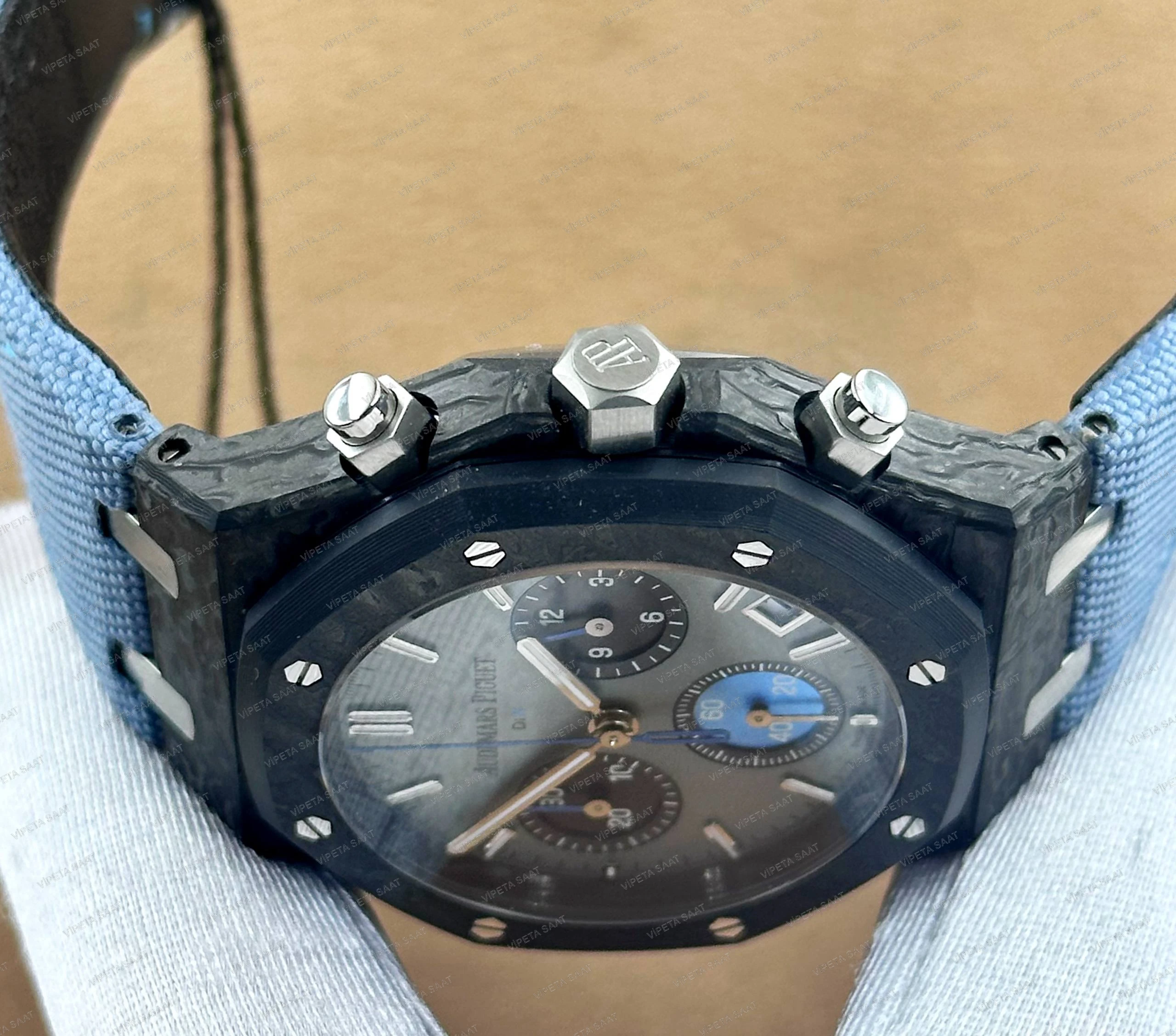 Audemars Piguet DiW Royal Oak Chronograph 42 MM Siyah Karbon Kasa Karbon Bezel Gri Mavi Alt Kadran Mavi Kumaş Kordon Super Clone ETA Saat Detay Görsel 2