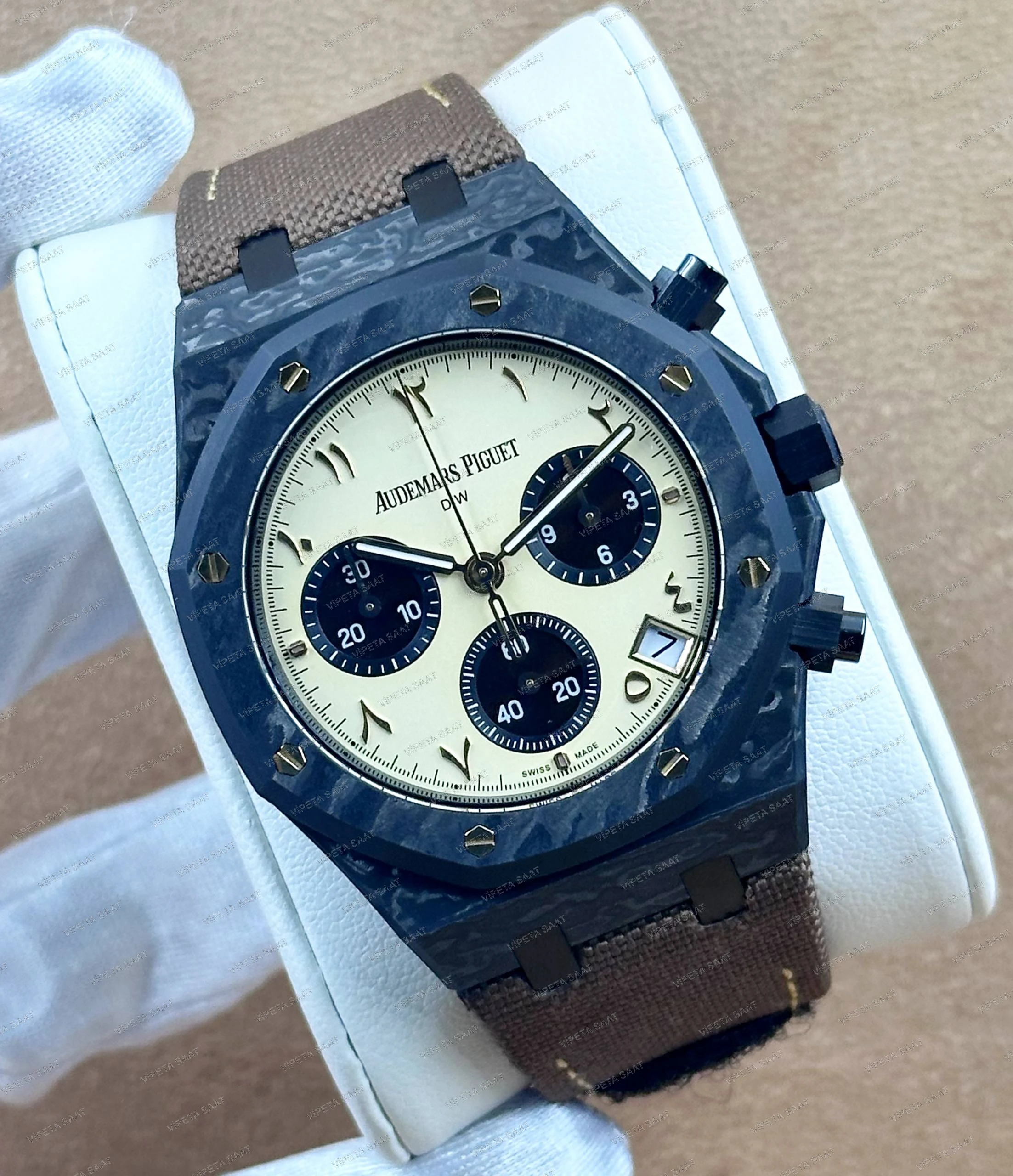 Audemars Piguet DiW Royal Oak Chronograph 42 MM Siyah Karbon Kasa Karbon Bezel Krem Arap Rakamlı Panda Kadran Kahverengi Kumaş Kordon Super Clone ETA Saat Detay Görsel 1