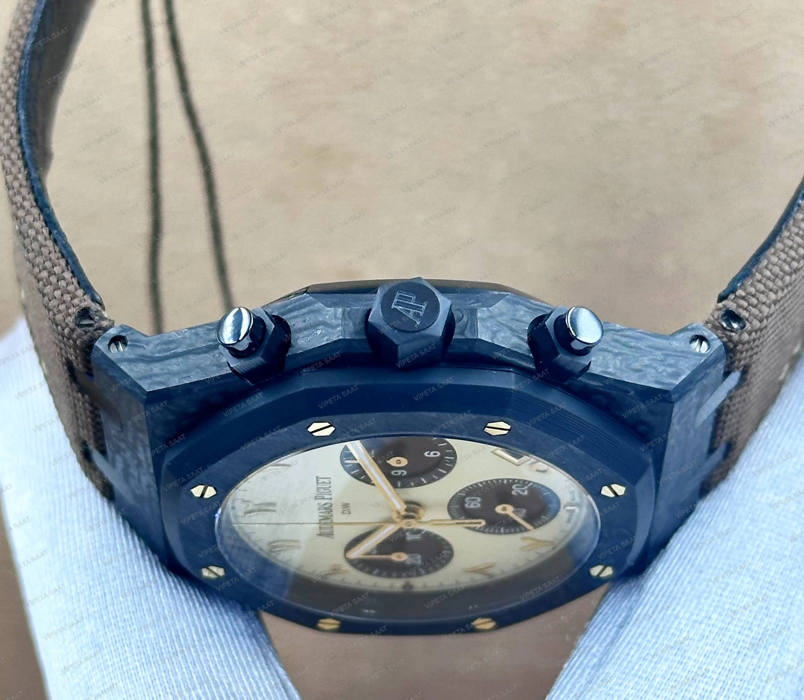 Audemars Piguet DiW Royal Oak Chronograph 42 MM Siyah Karbon Kasa Karbon Bezel Krem Arap Rakamlı Panda Kadran Kahverengi Kumaş Kordon Super Clone ETA Saat Detay Görsel 2