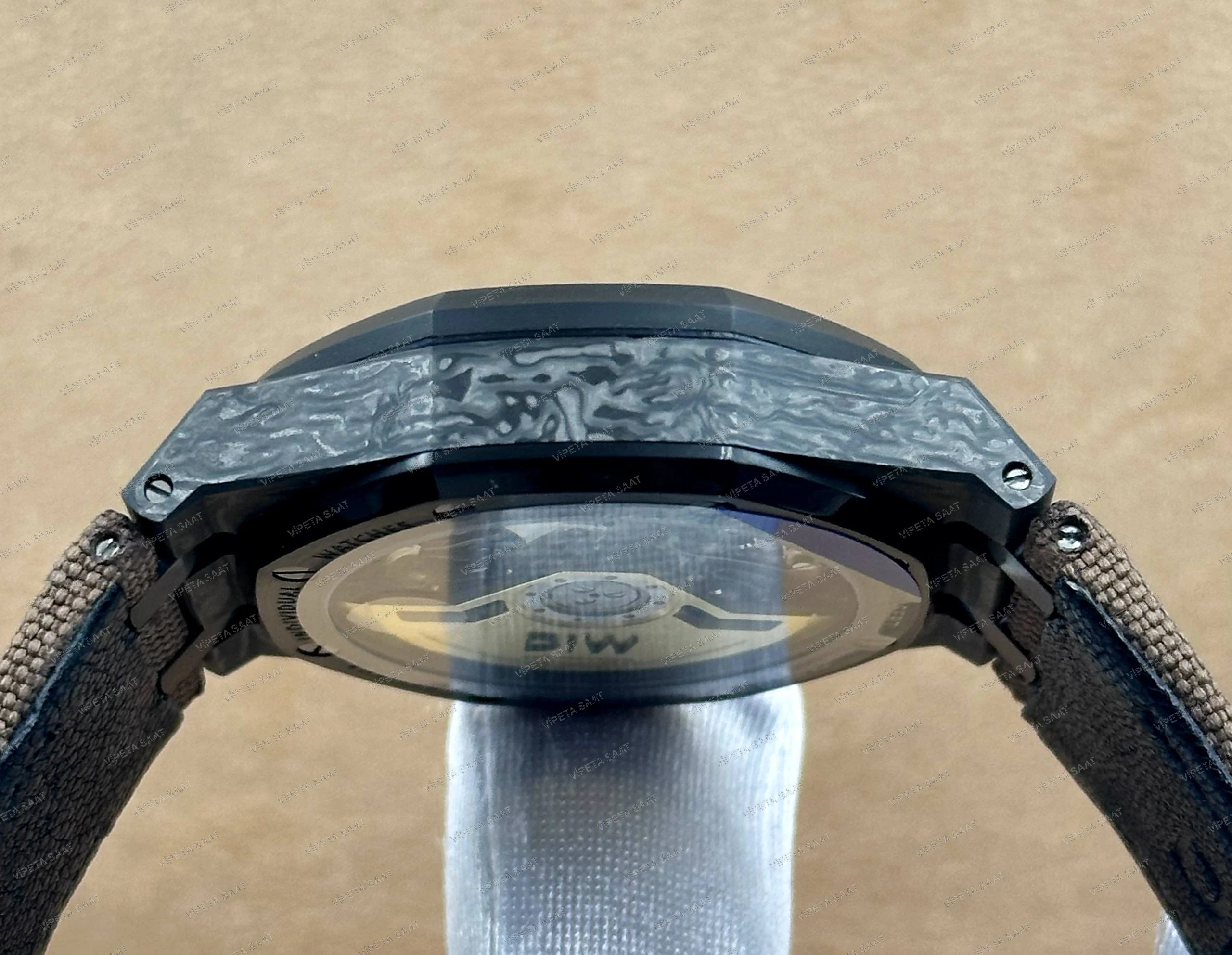 Audemars Piguet DiW Royal Oak Chronograph 42 MM Siyah Karbon Kasa Karbon Bezel Krem Arap Rakamlı Panda Kadran Kahverengi Kumaş Kordon Super Clone ETA Saat Detay Görsel 3