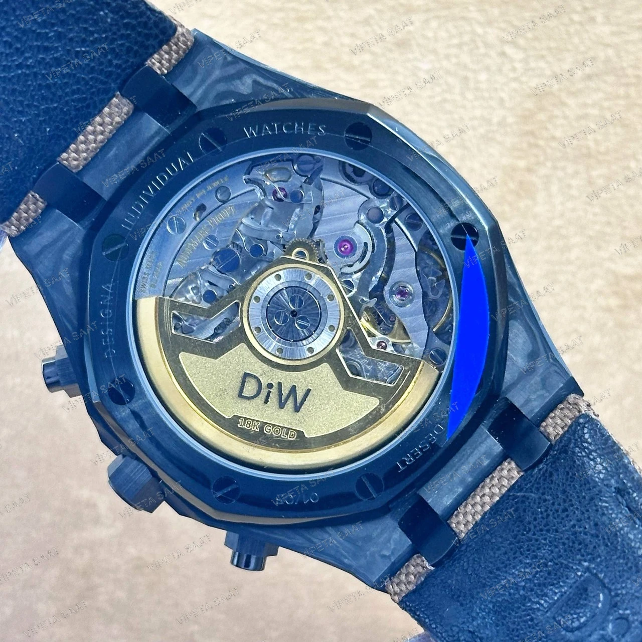 Audemars Piguet DiW Royal Oak Chronograph 42 MM Siyah Karbon Kasa Karbon Bezel Krem Arap Rakamlı Panda Kadran Kahverengi Kumaş Kordon Super Clone ETA Saat Detay Görsel 4