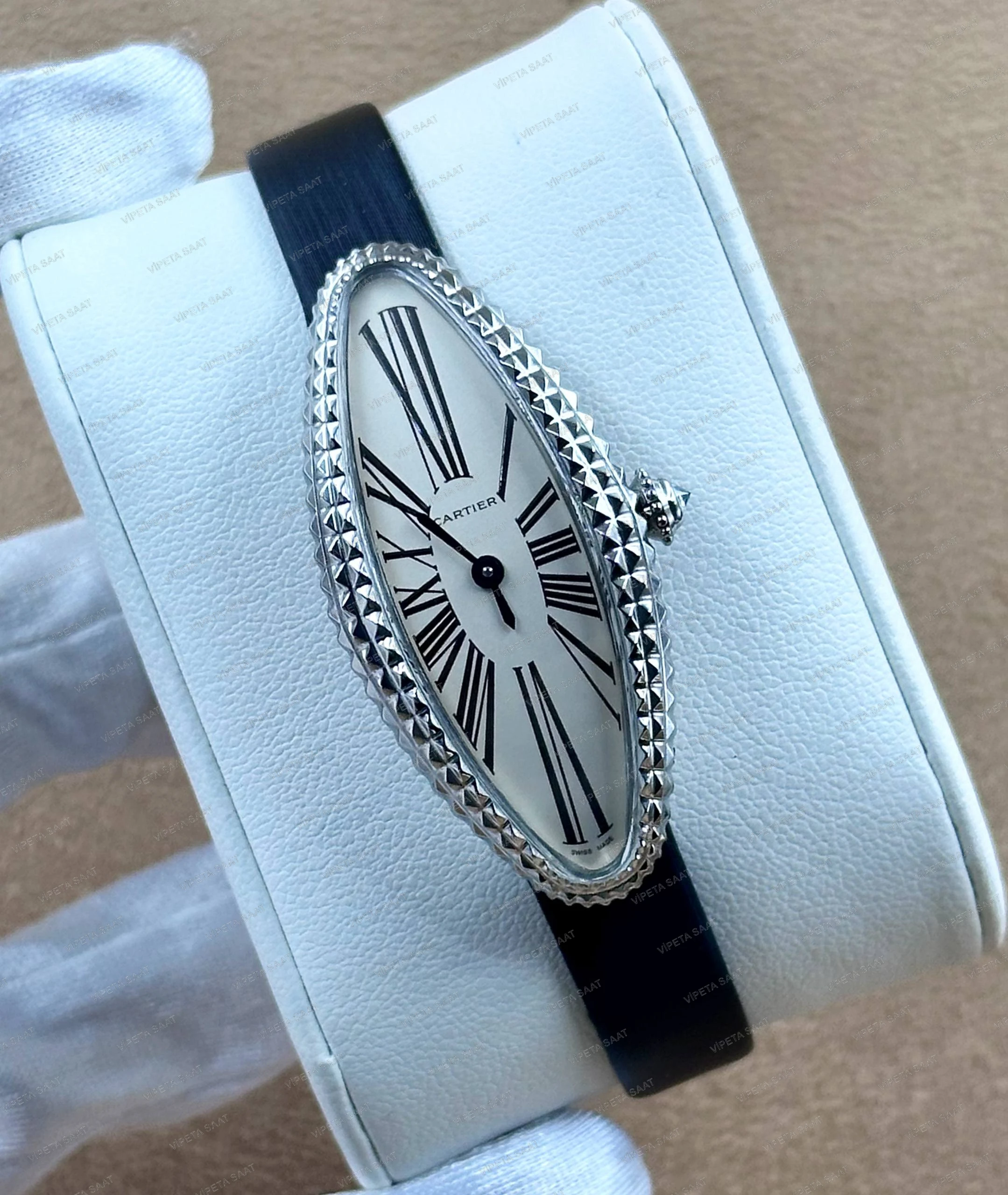 Cartier Baignoire Allongée 47x21 MM Gümüş Piramit Çivili Kasa Beyaz Roma Rakamlı Kadran Siyah Deri Kordon Bayan Super Clone Saat Detay Görsel 1