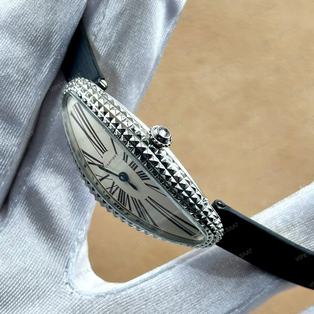 Cartier Baignoire Allongée 47x21 MM Gümüş Piramit Çivili Kasa Beyaz Roma Rakamlı Kadran Siyah Deri Kordon Bayan Super Clone Saat Detay Görsel 2
