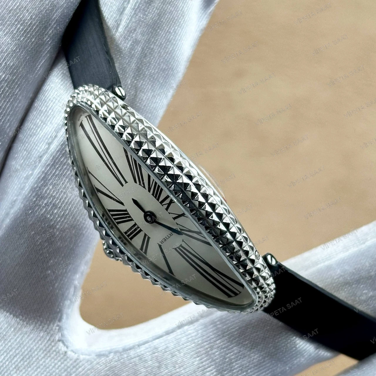 Cartier Baignoire Allongée 47x21 MM Gümüş Piramit Çivili Kasa Beyaz Roma Rakamlı Kadran Siyah Deri Kordon Bayan Super Clone Saat Detay Görsel 3