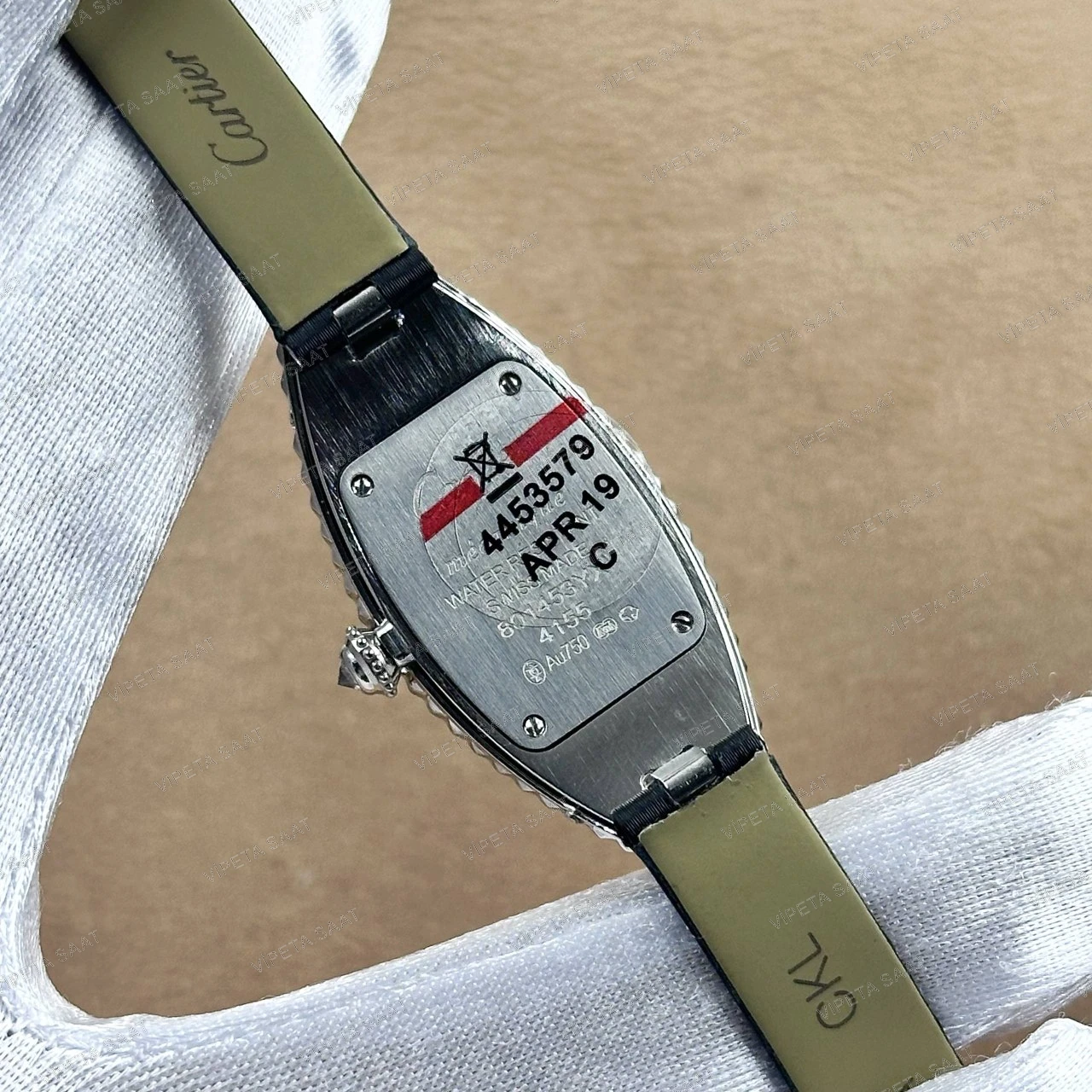 Cartier Baignoire Allongée 47x21 MM Gümüş Piramit Çivili Kasa Beyaz Roma Rakamlı Kadran Siyah Deri Kordon Bayan Super Clone Saat Detay Görsel 4
