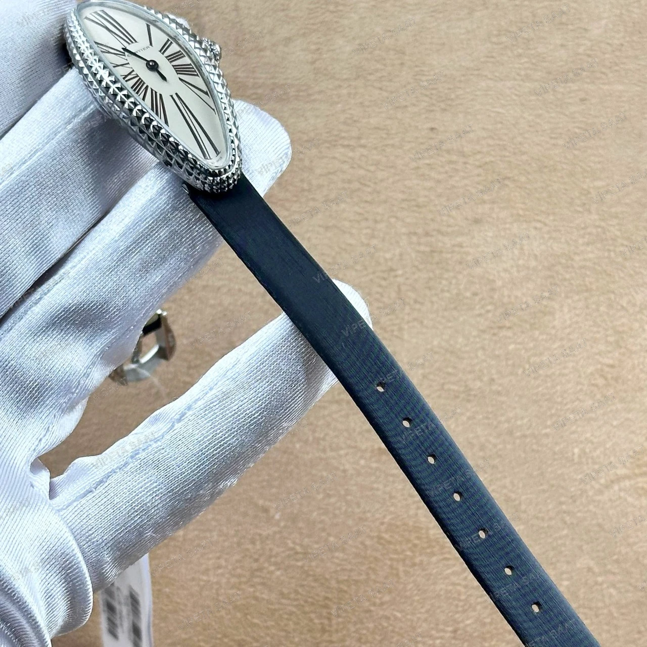 Cartier Baignoire Allongée 47x21 MM Gümüş Piramit Çivili Kasa Beyaz Roma Rakamlı Kadran Siyah Deri Kordon Bayan Super Clone Saat - Görsel 6
