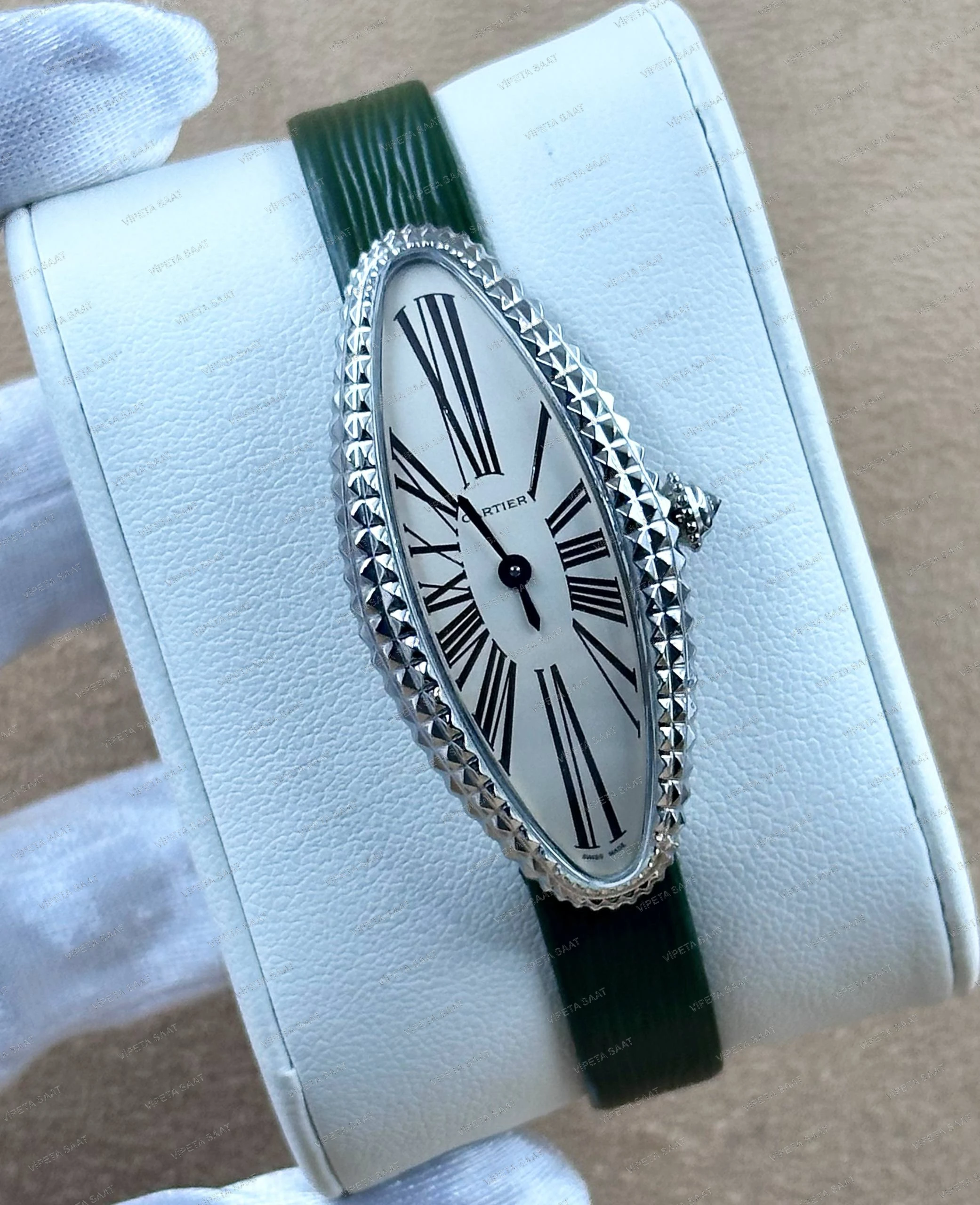 Cartier Baignoire Allongée 47x21 MM Gümüş Piramit Çivili Kasa Beyaz Roma Rakamlı Kadran Yeşil Deri Kordon Bayan Super Clone Saat Detay Görsel 1