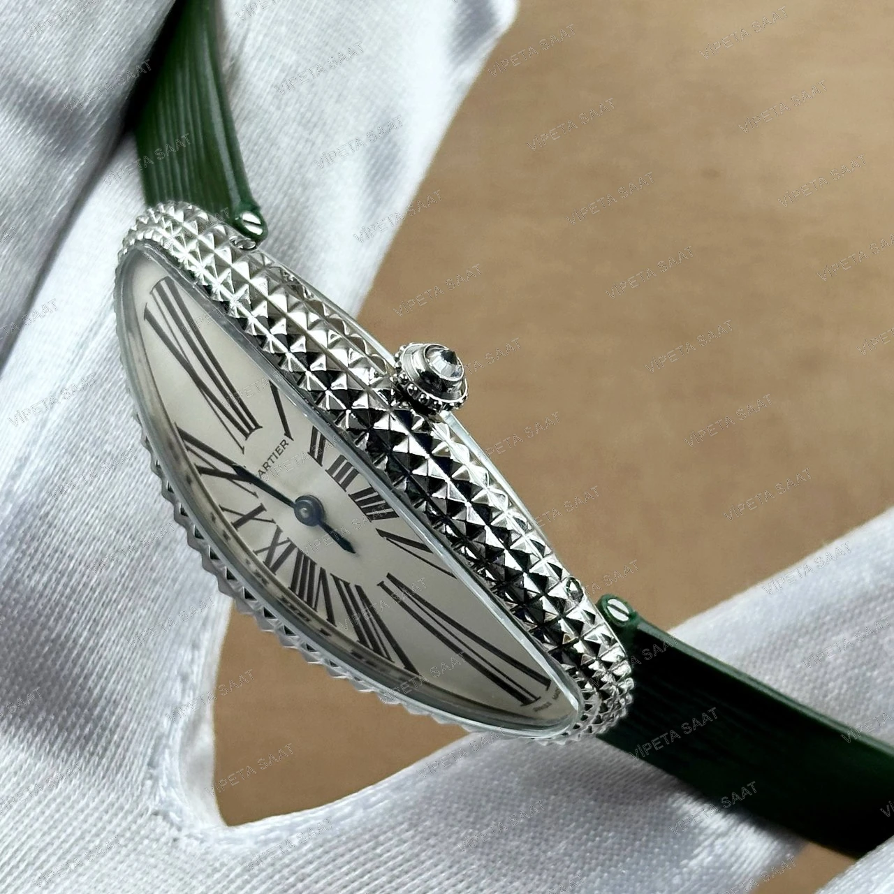 Cartier Baignoire Allongée 47x21 MM Gümüş Piramit Çivili Kasa Beyaz Roma Rakamlı Kadran Yeşil Deri Kordon Bayan Super Clone Saat Detay Görsel 2