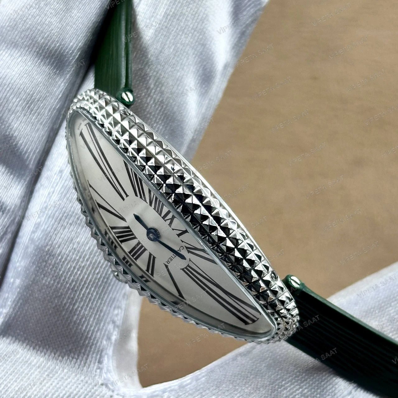Cartier Baignoire Allongée 47x21 MM Gümüş Piramit Çivili Kasa Beyaz Roma Rakamlı Kadran Yeşil Deri Kordon Bayan Super Clone Saat Detay Görsel 3