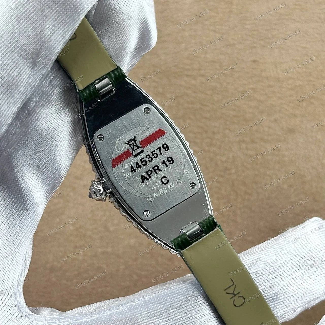 Cartier Baignoire Allongée 47x21 MM Gümüş Piramit Çivili Kasa Beyaz Roma Rakamlı Kadran Yeşil Deri Kordon Bayan Super Clone Saat Detay Görsel 4
