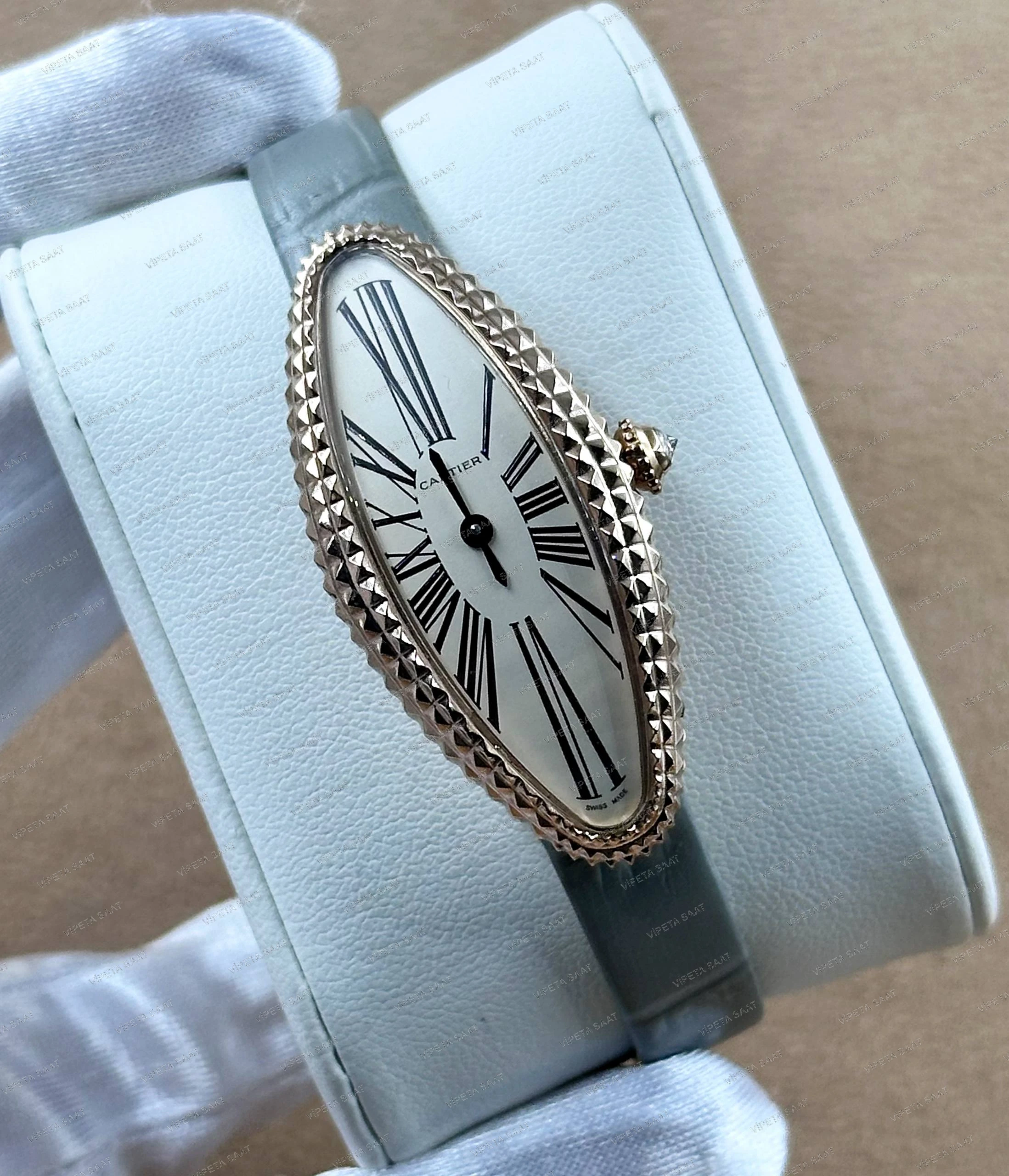 Cartier Baignoire Allongée 47x21 MM Rose Gold Piramit Çivili Kasa Beyaz Roma Rakamlı Kadran Gri Yeşil Deri Kordon Bayan Super Clone Saat Detay Görsel 1