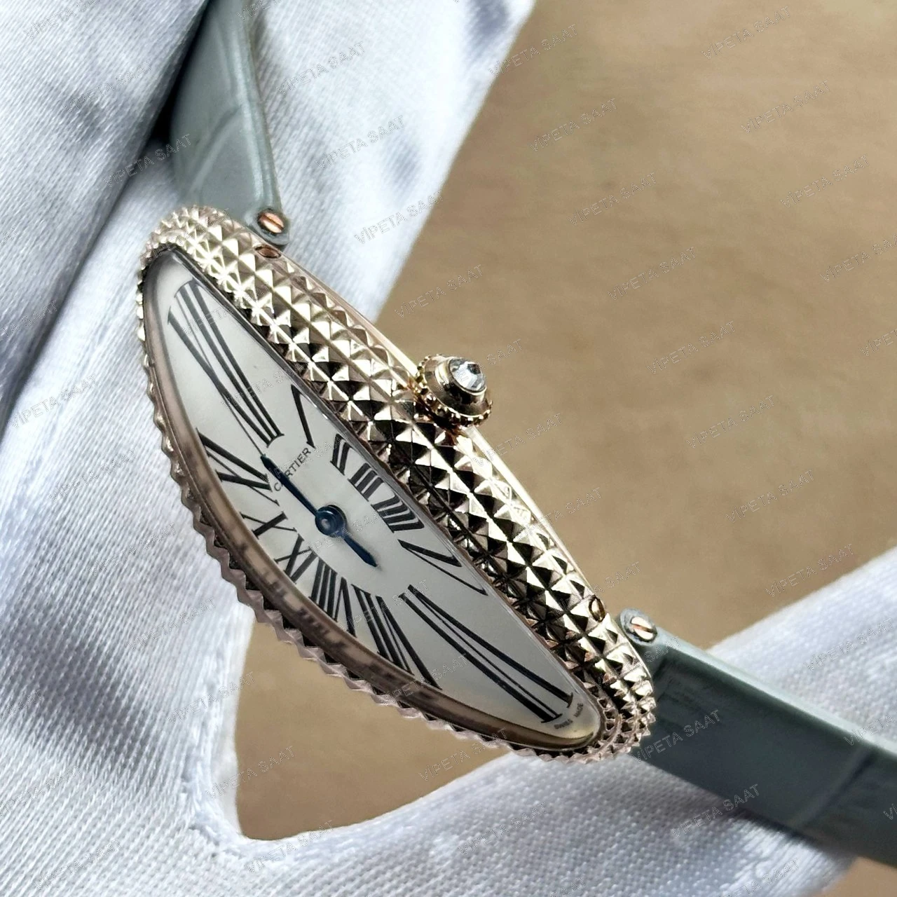 Cartier Baignoire Allongée 47x21 MM Rose Gold Piramit Çivili Kasa Beyaz Roma Rakamlı Kadran Gri Yeşil Deri Kordon Bayan Super Clone Saat Detay Görsel 2