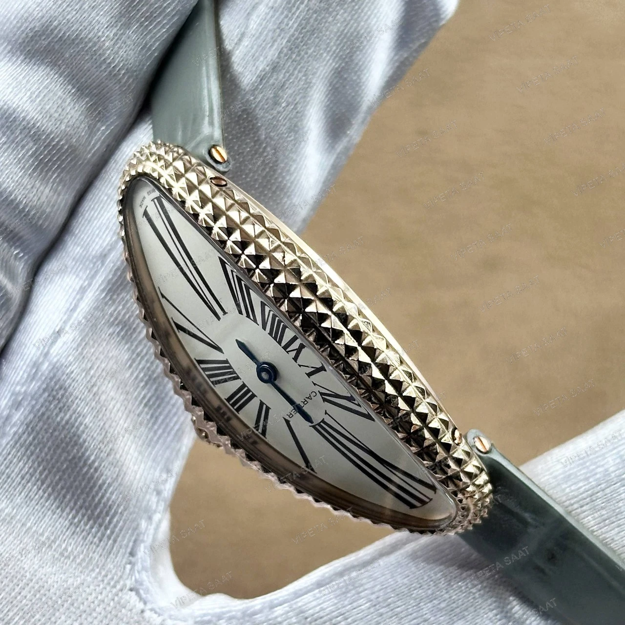 Cartier Baignoire Allongée 47x21 MM Rose Gold Piramit Çivili Kasa Beyaz Roma Rakamlı Kadran Gri Yeşil Deri Kordon Bayan Super Clone Saat Detay Görsel 3