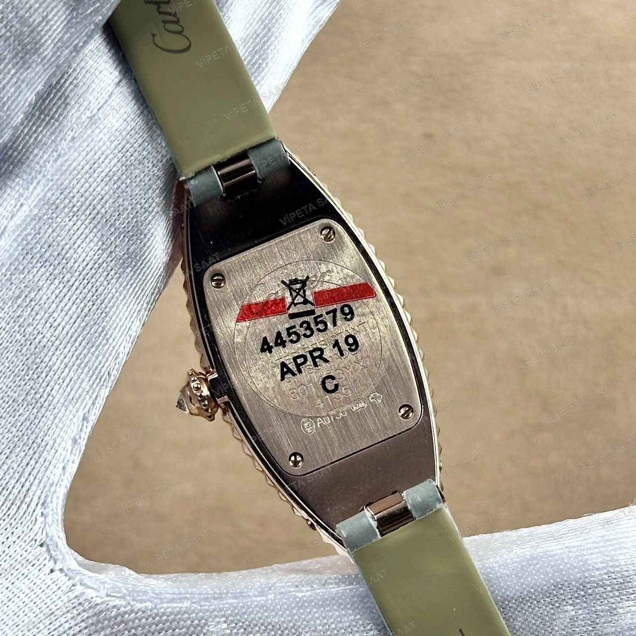 Cartier Baignoire Allongée 47x21 MM Rose Gold Piramit Çivili Kasa Beyaz Roma Rakamlı Kadran Gri Yeşil Deri Kordon Bayan Super Clone Saat Detay Görsel 4