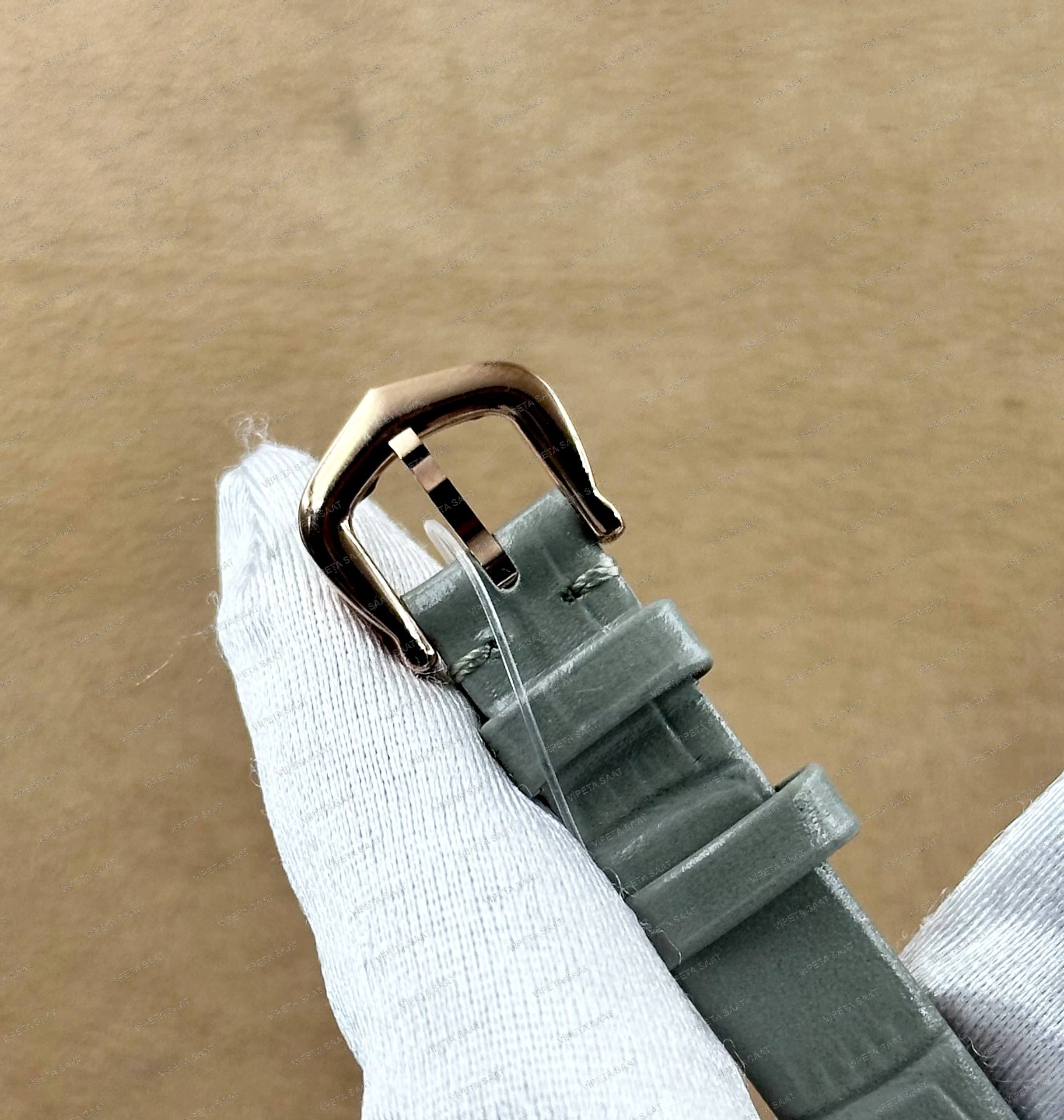 Cartier Baignoire Allongée 47x21 MM Rose Gold Piramit Çivili Kasa Beyaz Roma Rakamlı Kadran Gri Yeşil Deri Kordon Bayan Super Clone Saat - Görsel 7