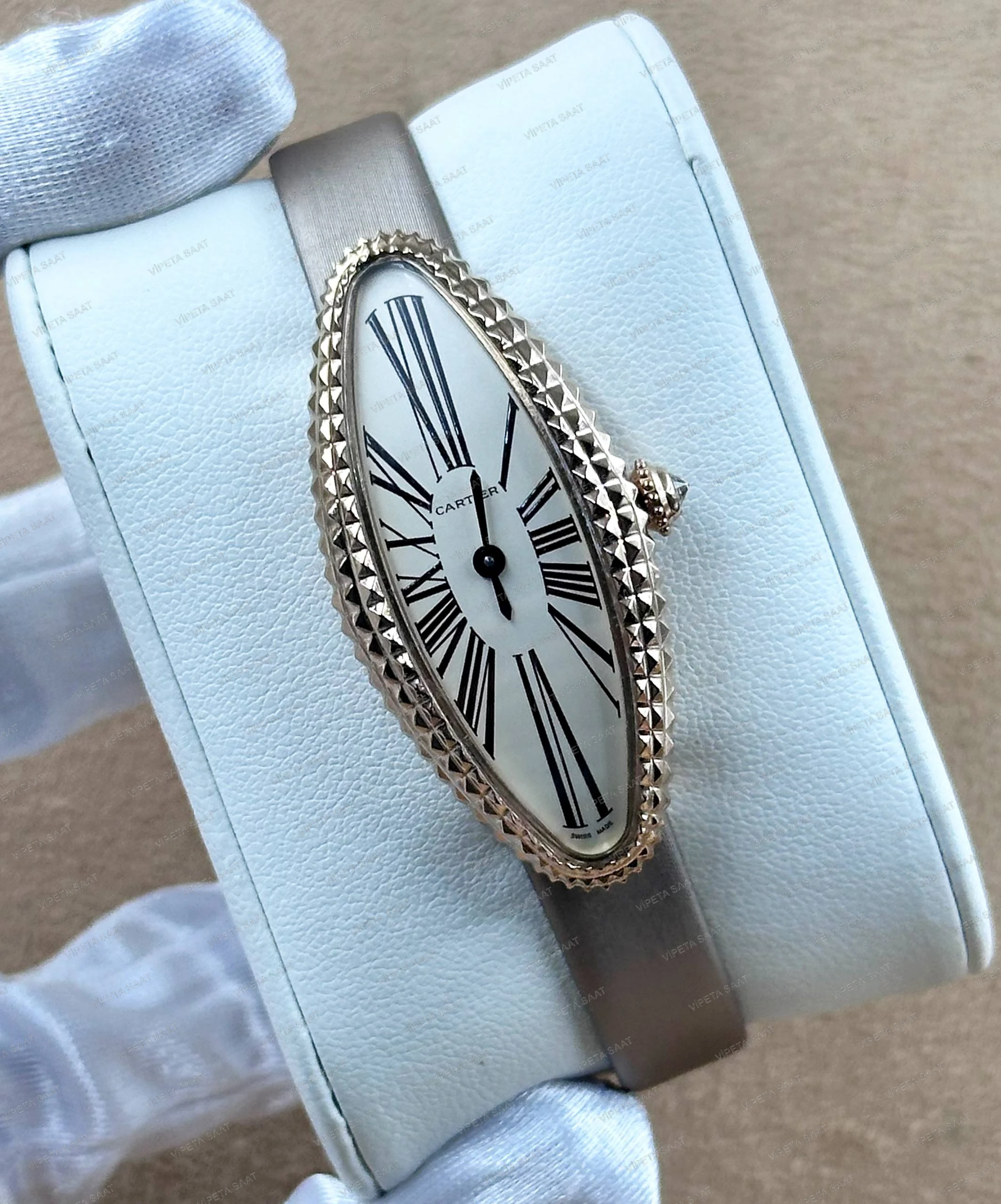 Cartier Baignoire Allongée 47x21 MM Rose Gold Piramit Çivili Kasa Beyaz Roma Rakamlı Kadran Vizon Kahve Deri Kordon Bayan Super Clone Saat Detay Görsel 1