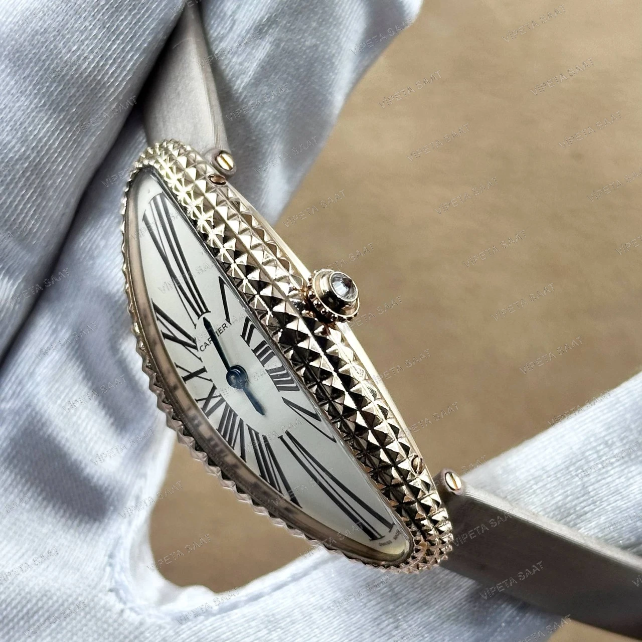 Cartier Baignoire Allongée 47x21 MM Rose Gold Piramit Çivili Kasa Beyaz Roma Rakamlı Kadran Vizon Kahve Deri Kordon Bayan Super Clone Saat Detay Görsel 2