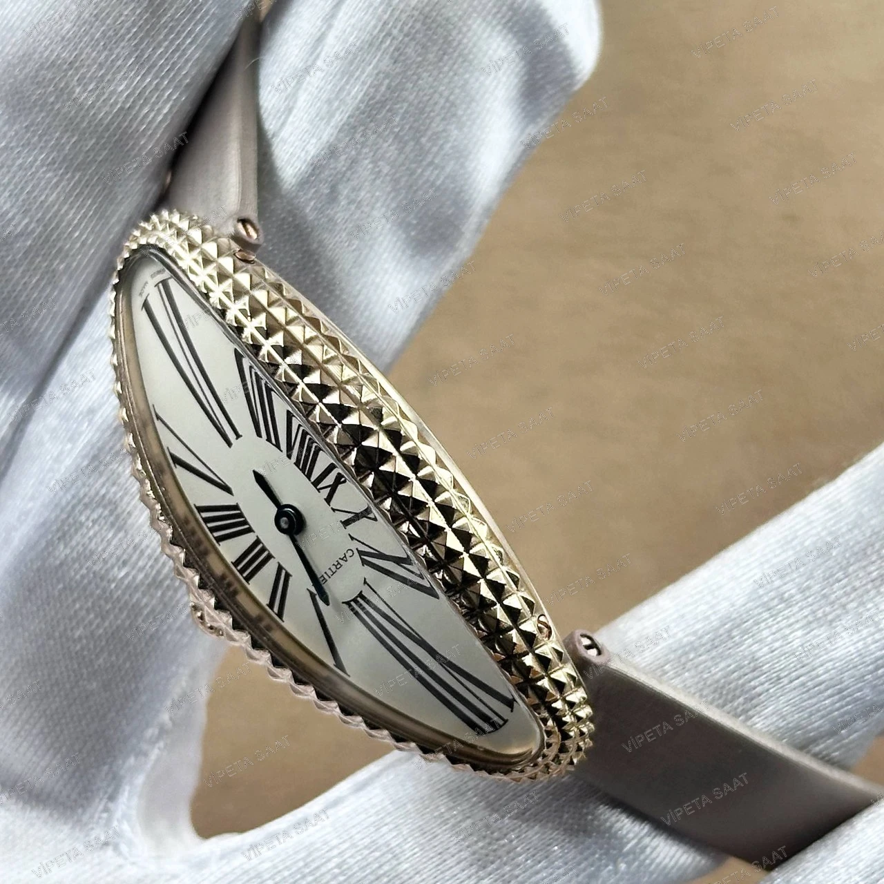 Cartier Baignoire Allongée 47x21 MM Rose Gold Piramit Çivili Kasa Beyaz Roma Rakamlı Kadran Vizon Kahve Deri Kordon Bayan Super Clone Saat Detay Görsel 3
