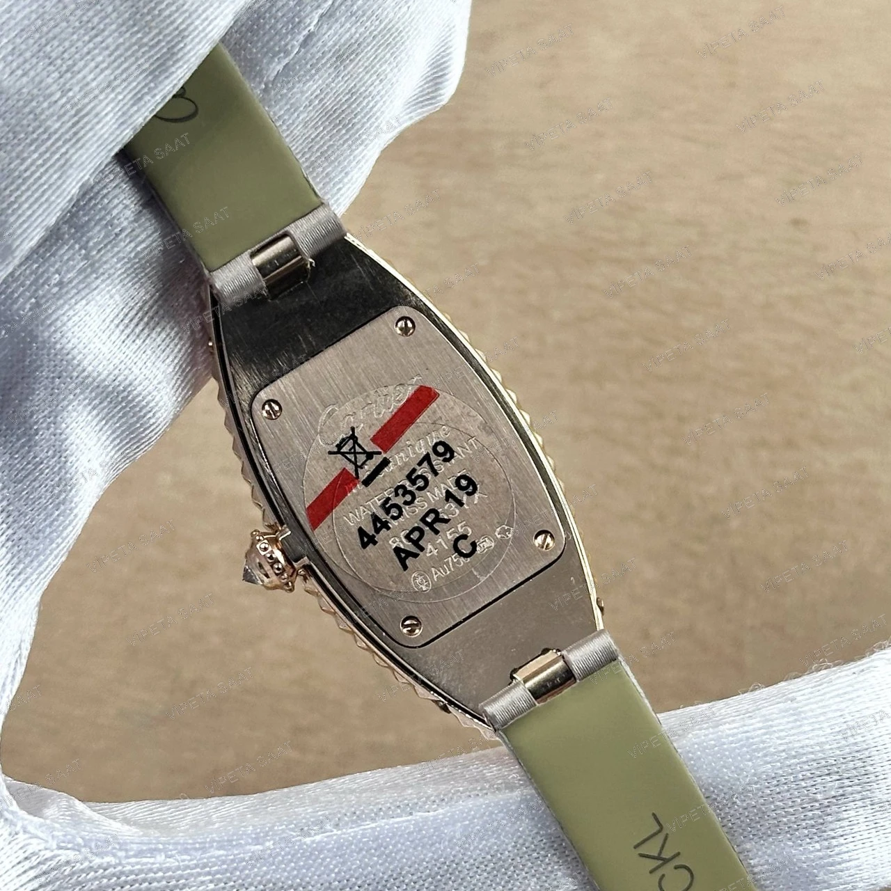 Cartier Baignoire Allongée 47x21 MM Rose Gold Piramit Çivili Kasa Beyaz Roma Rakamlı Kadran Vizon Kahve Deri Kordon Bayan Super Clone Saat Detay Görsel 4