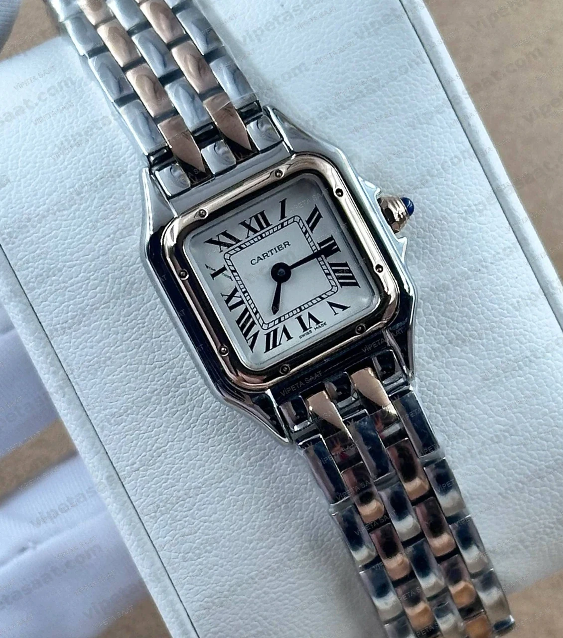 Cartier Panthere Düz Bezel Beyaz Roma Rakamlı Kadran Two Tone Rose Gold Çelik Bilezik Bayan Super Clone ETA Saat Detay Görsel 1