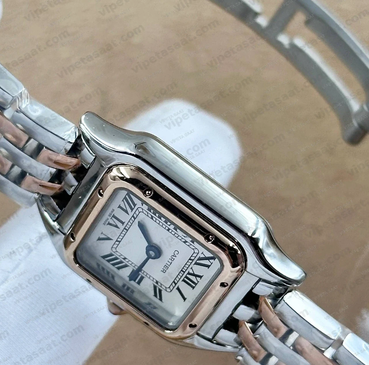 Cartier Panthere Düz Bezel Beyaz Roma Rakamlı Kadran Two Tone Rose Gold Çelik Bilezik Bayan Super Clone ETA Saat Detay Görsel 3