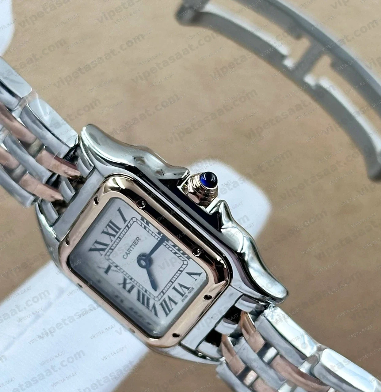 Cartier Panthere Düz Bezel Beyaz Roma Rakamlı Kadran Two Tone Rose Gold Çelik Bilezik Bayan Super Clone ETA Saat Detay Görsel 2