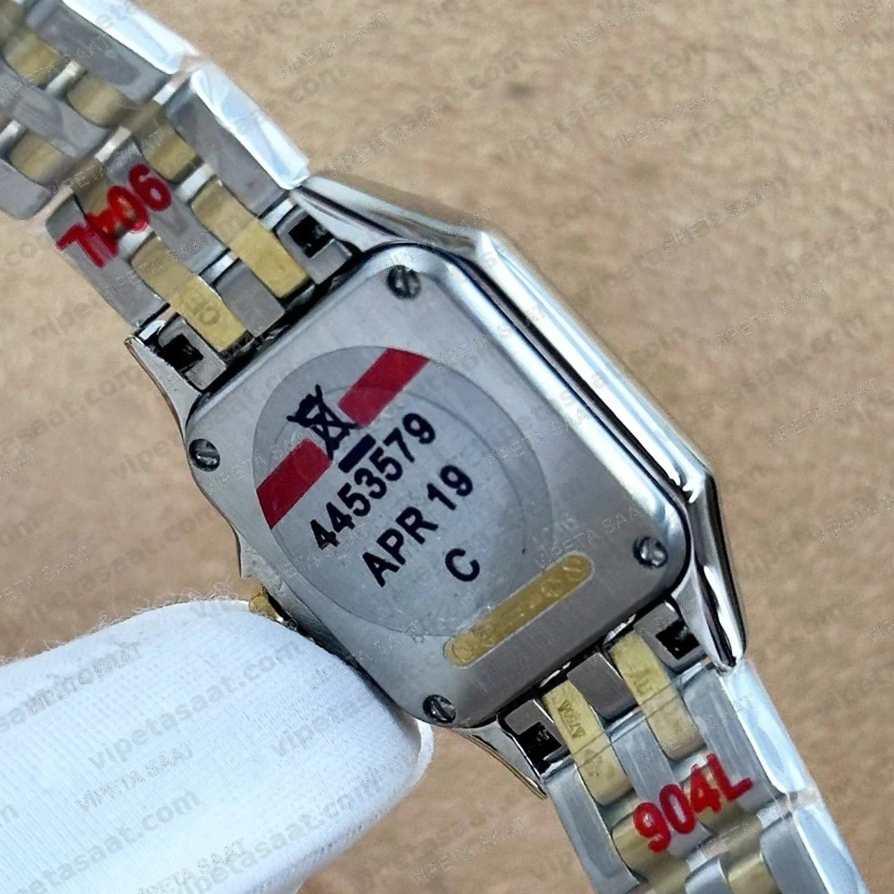 Cartier Panthere Düz Bezel Beyaz Roma Rakamlı Kadran Two Tone Sarı Altın Çelik Bilezik Bayan Super Clone ETA Saat Detay Görsel 4