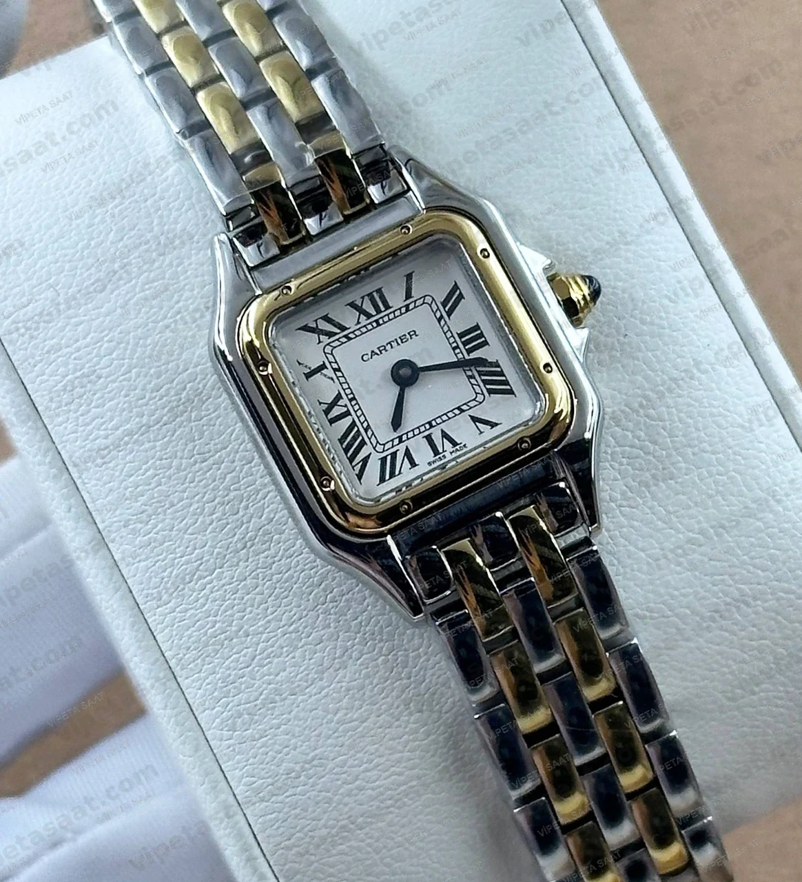 Cartier Panthere Düz Bezel Beyaz Roma Rakamlı Kadran Two Tone Sarı Altın Çelik Bilezik Bayan Super Clone ETA Saat Detay Görsel 1
