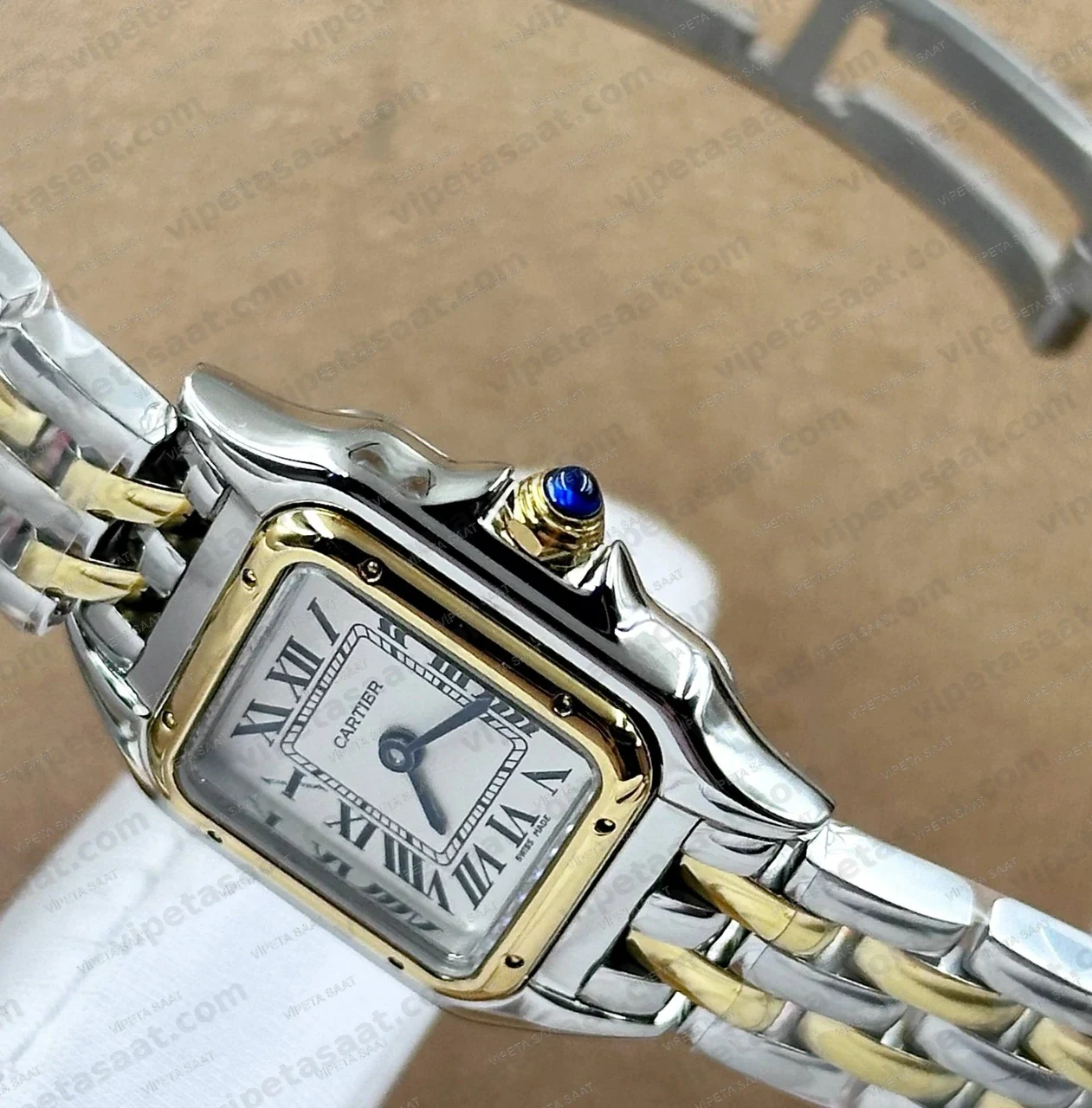 Cartier Panthere Düz Bezel Beyaz Roma Rakamlı Kadran Two Tone Sarı Altın Çelik Bilezik Bayan Super Clone ETA Saat Detay Görsel 2