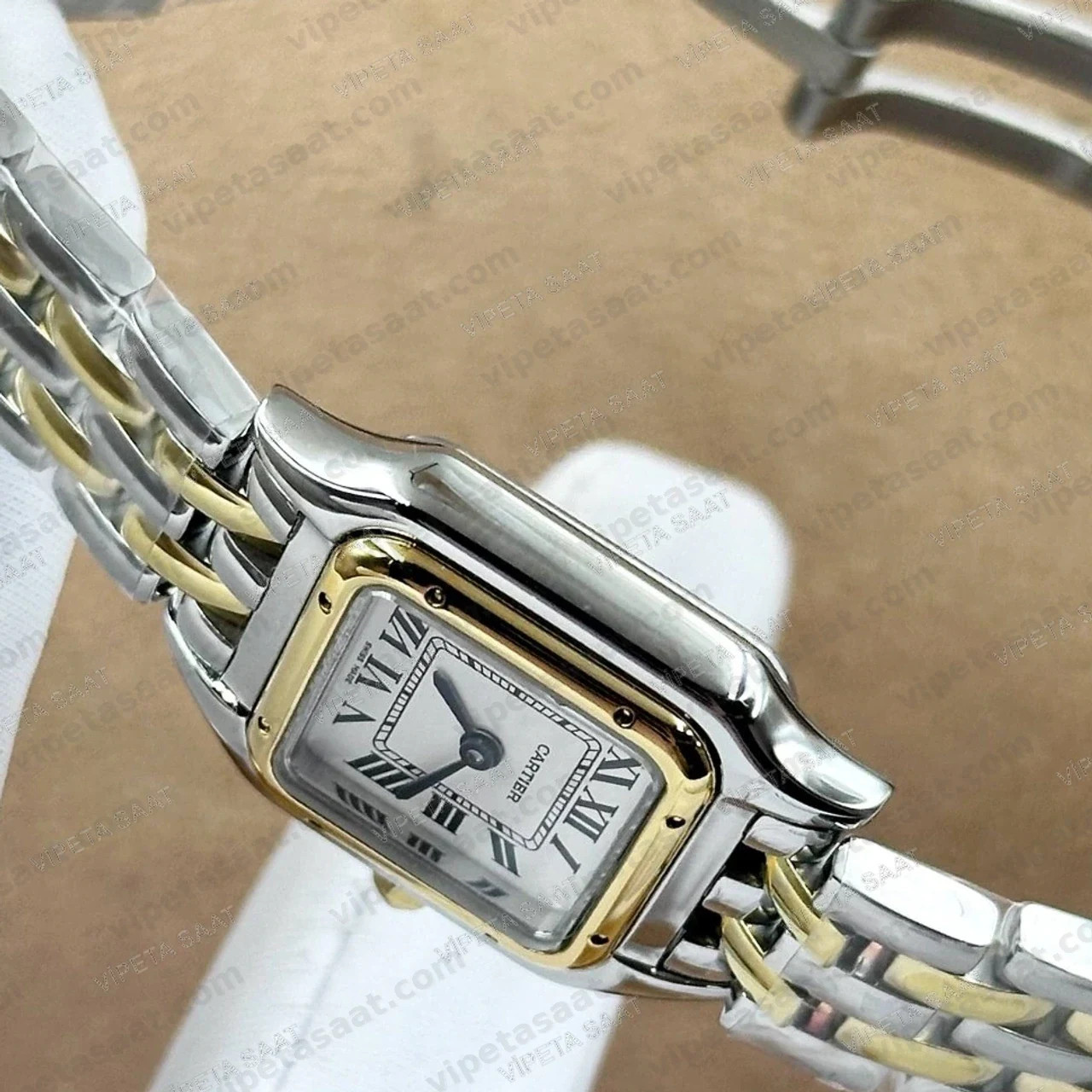 Cartier Panthere Düz Bezel Beyaz Roma Rakamlı Kadran Two Tone Sarı Altın Çelik Bilezik Bayan Super Clone ETA Saat Detay Görsel 3