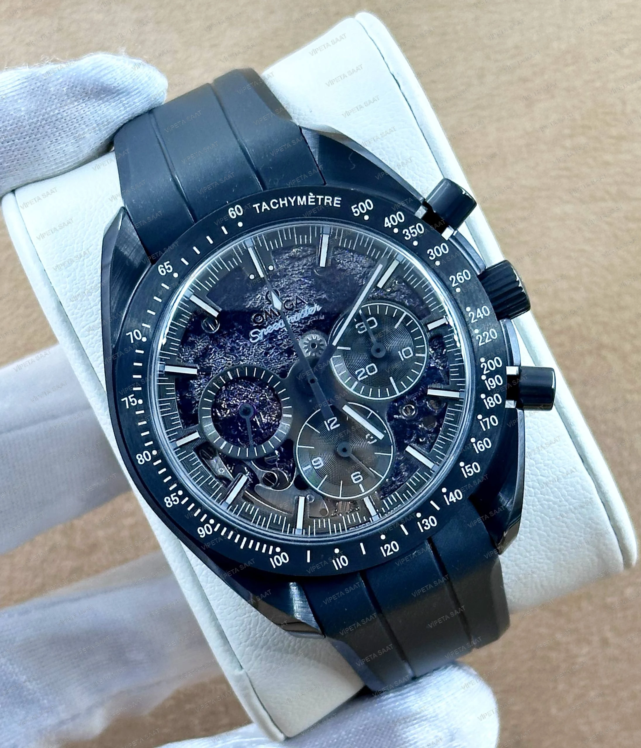 Omega Speedmaster Dark Side of the Moon Apollo 8 44.25 MM Siyah Seramik Kasa Ay Yüzeyi İskelet Kadran Siyah Kauçuk Kordon Super Clone ETA Saat Detay Görsel 1