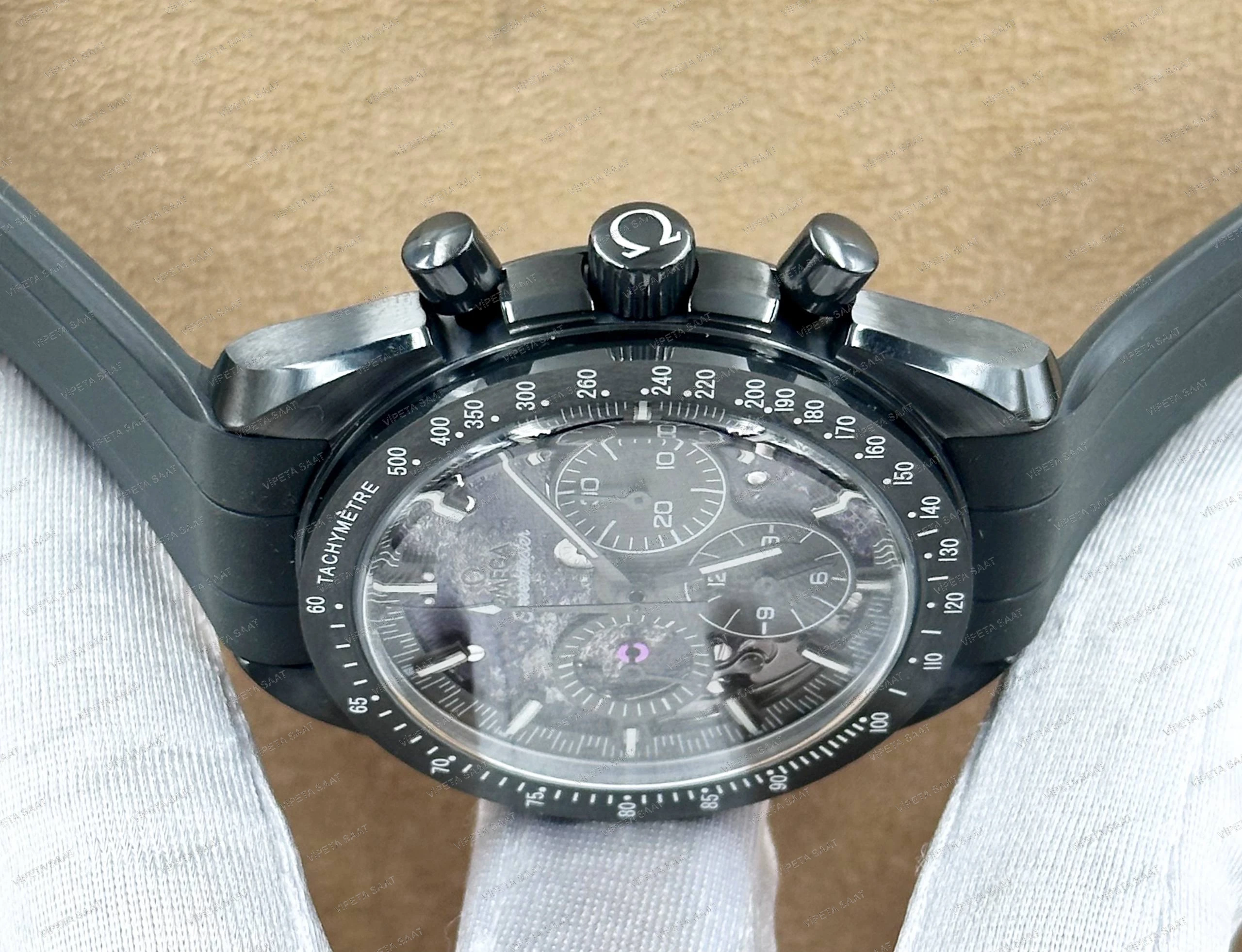 Omega Speedmaster Dark Side of the Moon Apollo 8 44.25 MM Siyah Seramik Kasa Ay Yüzeyi İskelet Kadran Siyah Kauçuk Kordon Super Clone ETA Saat Detay Görsel 2