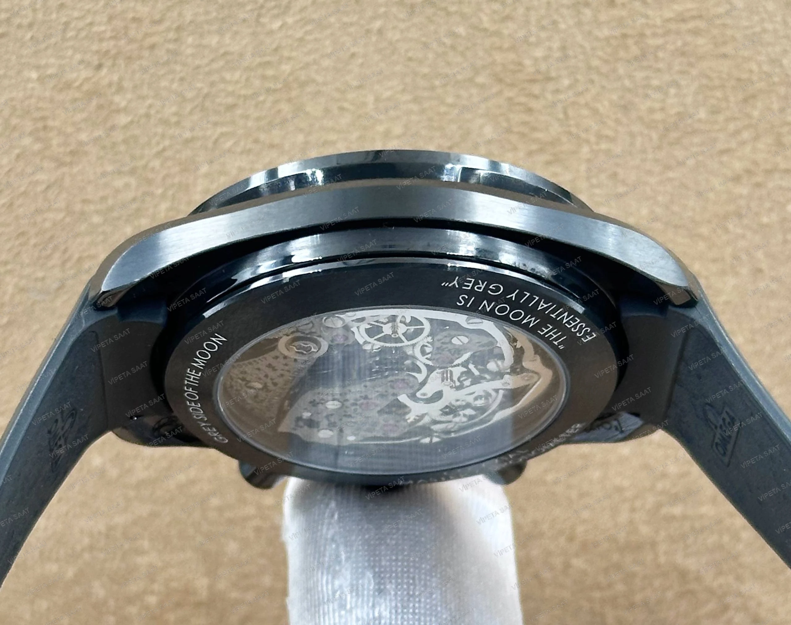 Omega Speedmaster Dark Side of the Moon Apollo 8 44.25 MM Siyah Seramik Kasa Ay Yüzeyi İskelet Kadran Siyah Kauçuk Kordon Super Clone ETA Saat Detay Görsel 3