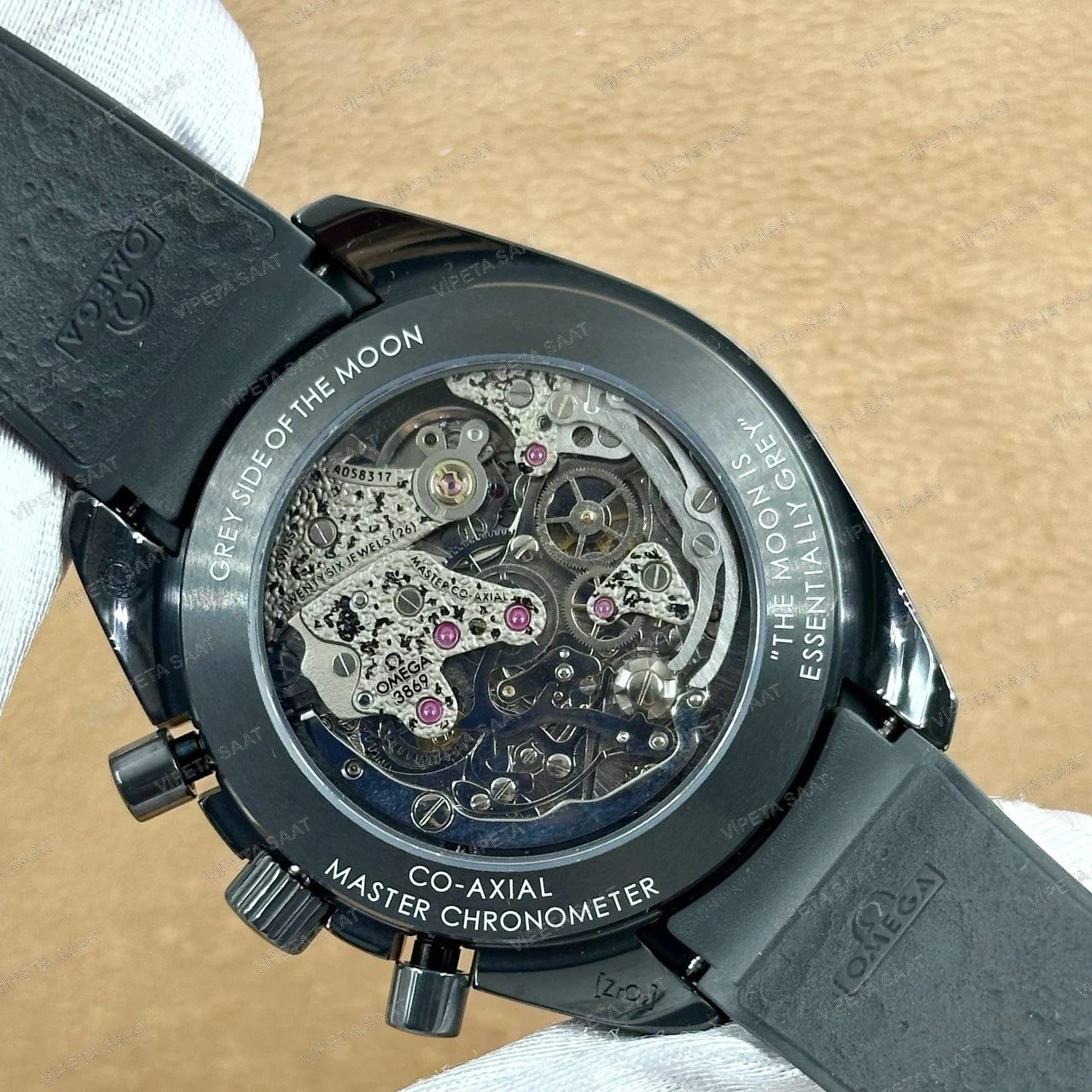 Omega Speedmaster Dark Side of the Moon Apollo 8 44.25 MM Siyah Seramik Kasa Ay Yüzeyi İskelet Kadran Siyah Kauçuk Kordon Super Clone ETA Saat Detay Görsel 4