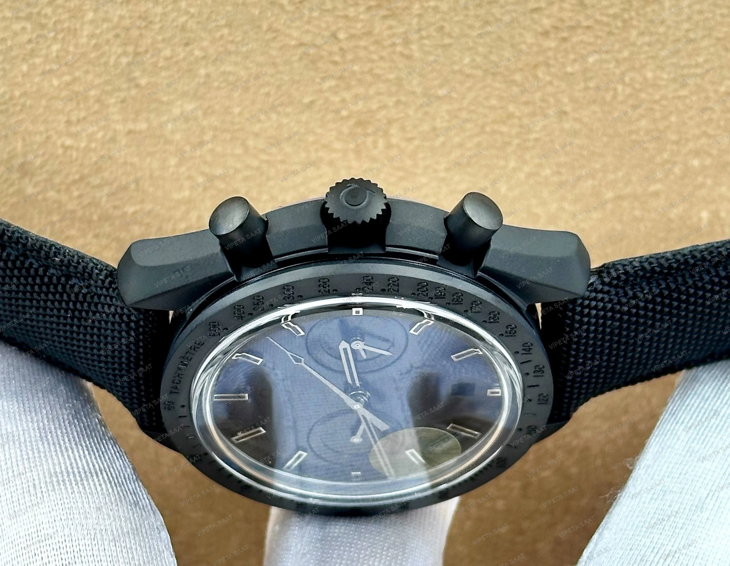 Omega Speedmaster Dark Side of the Moon Black Black 44.25 MM 311.92.44.51.01.005 Siyah Seramik Kasa Siyah Kadran Siyah Kumaş Kordon Super Clone ETA Saat Detay Görsel 2
